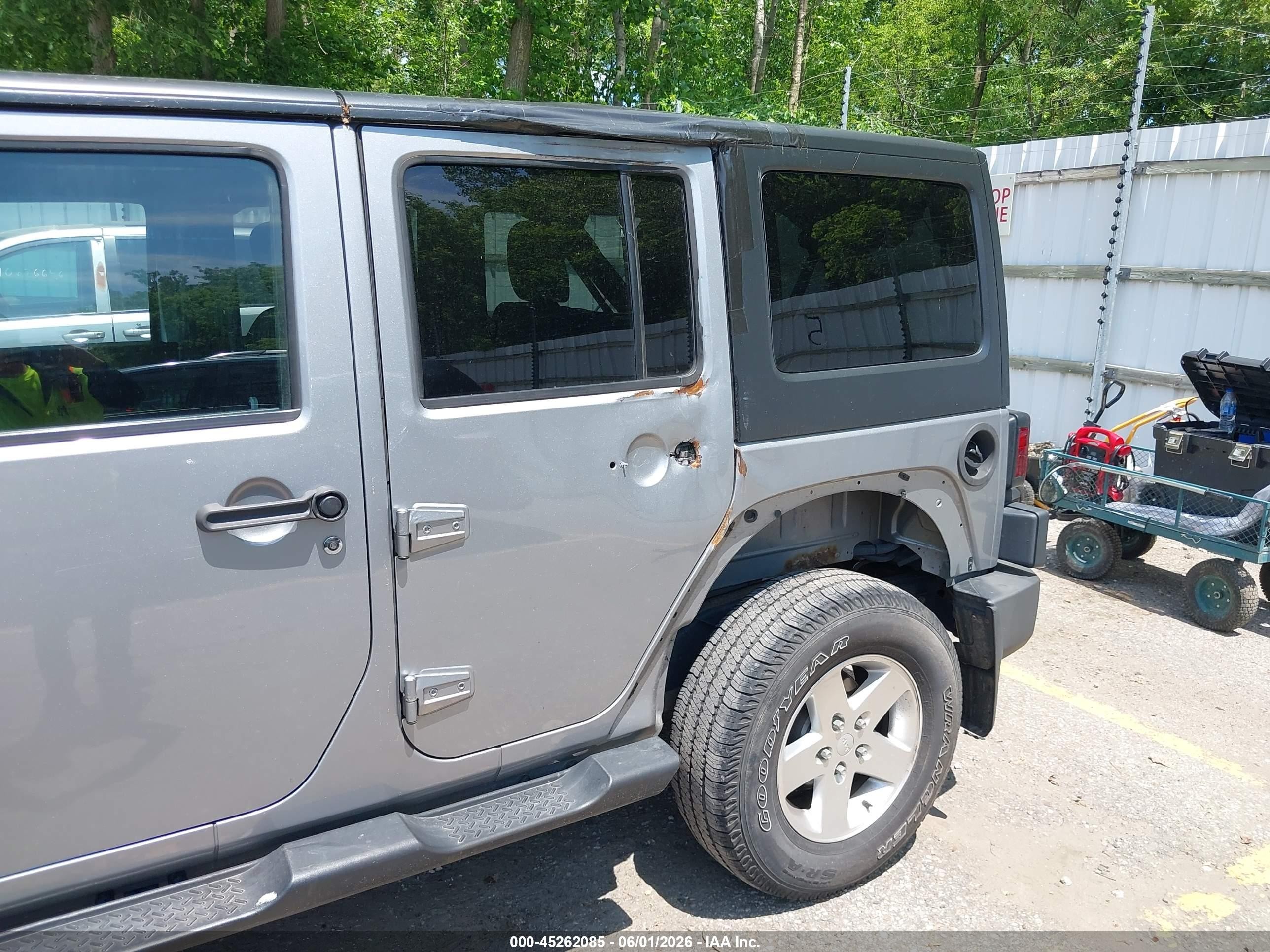 2014 Jeep Wrangler Unlimited Sport Silver vin: 1C4BJWDG7EL103437