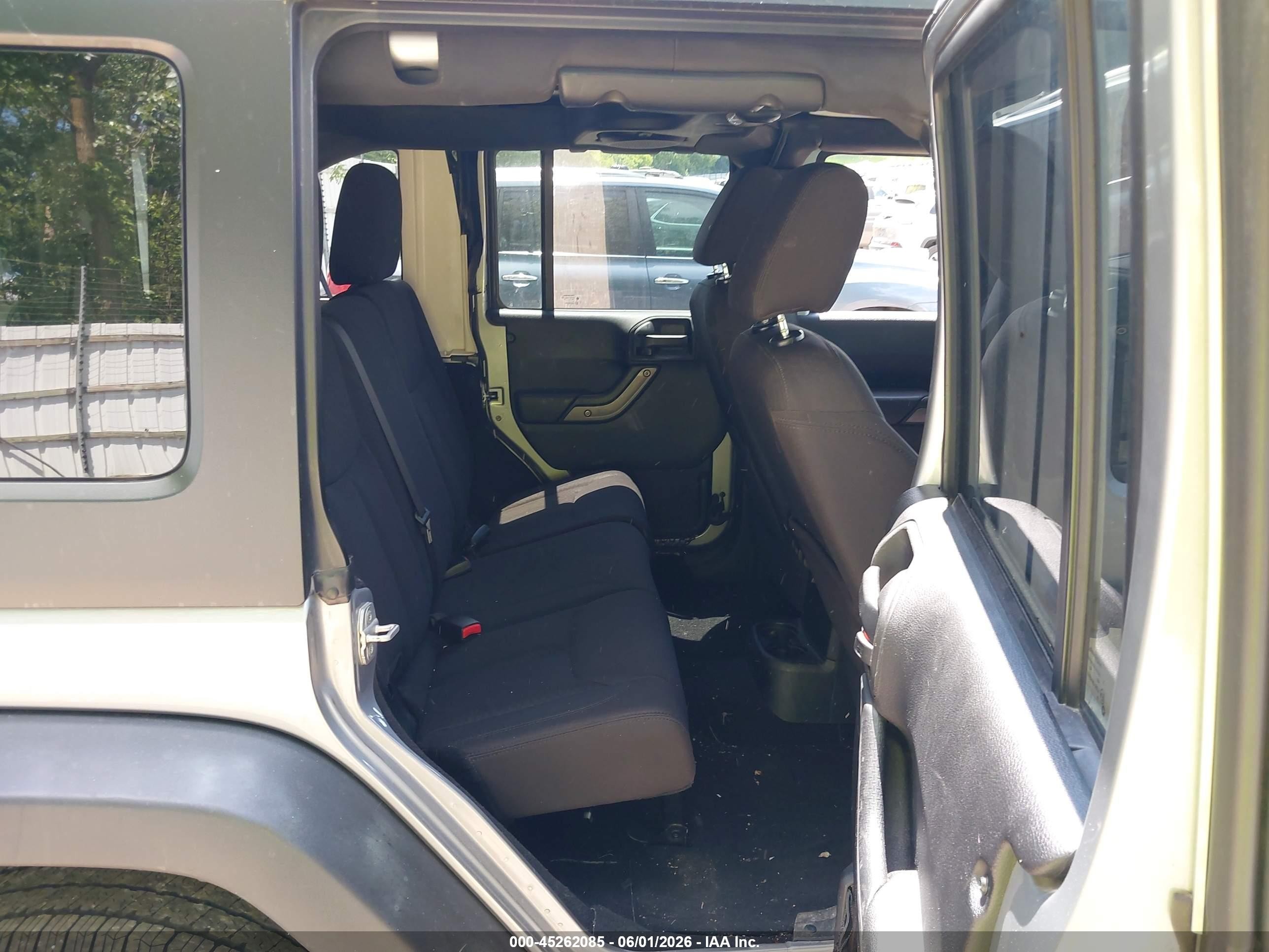 2014 Jeep Wrangler Unlimited Sport Silver vin: 1C4BJWDG7EL103437