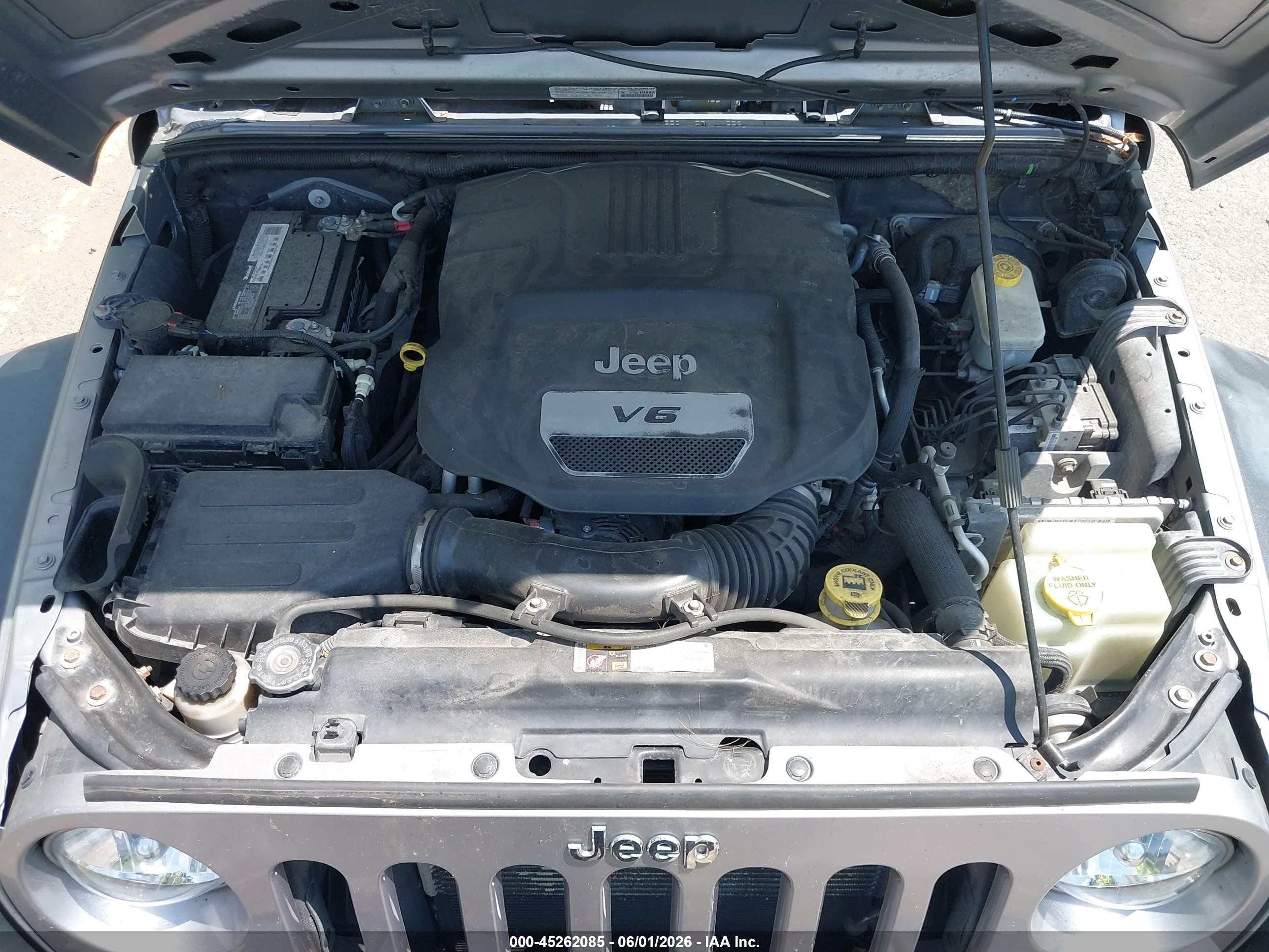 2014 Jeep Wrangler Unlimited Sport Silver vin: 1C4BJWDG7EL103437