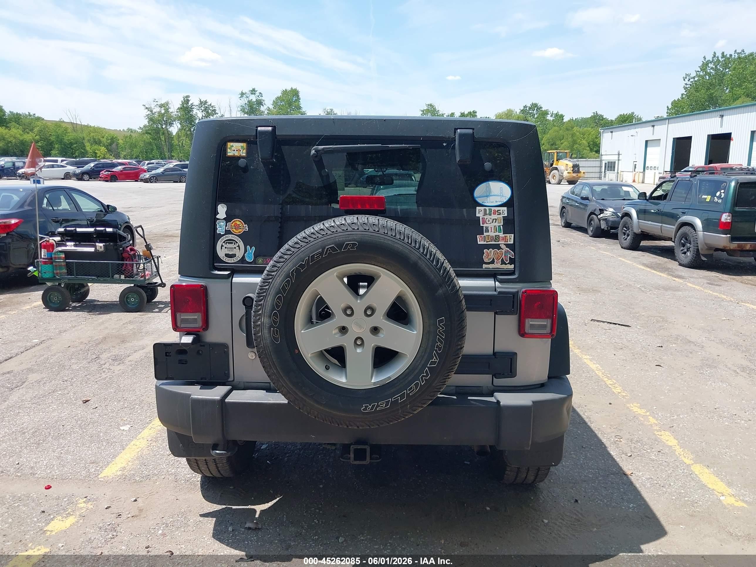 2014 Jeep Wrangler Unlimited Sport Silver vin: 1C4BJWDG7EL103437