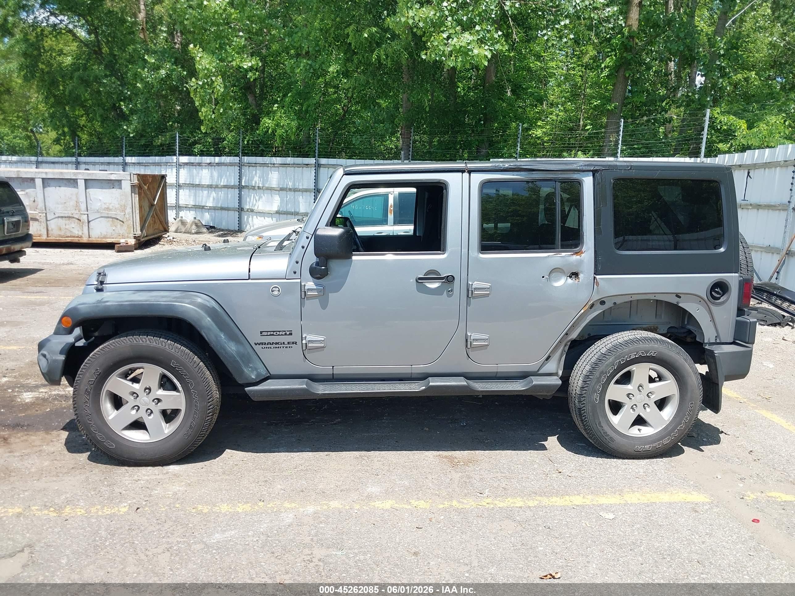 2014 Jeep Wrangler Unlimited Sport Silver vin: 1C4BJWDG7EL103437