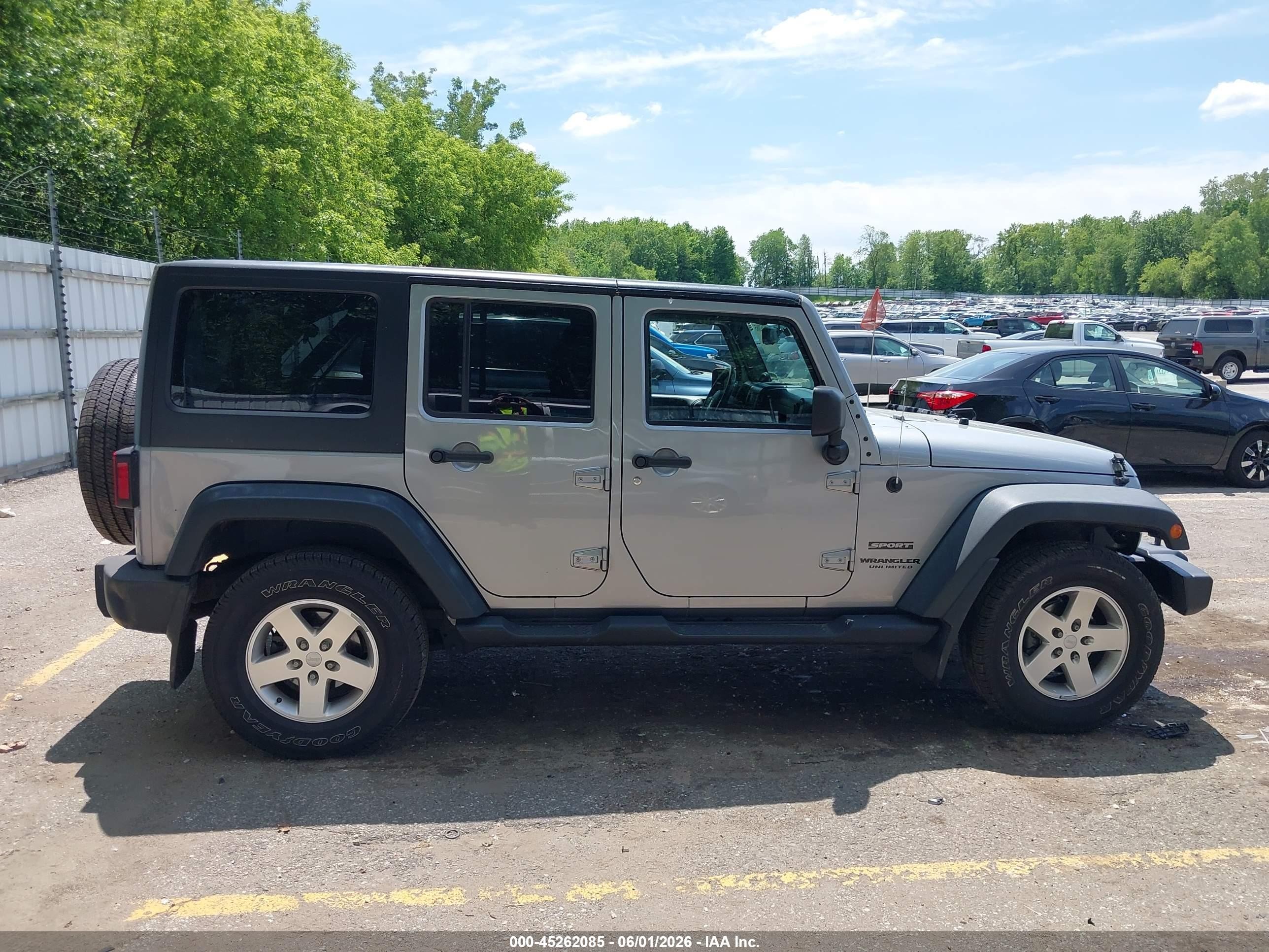 2014 Jeep Wrangler Unlimited Sport Silver vin: 1C4BJWDG7EL103437