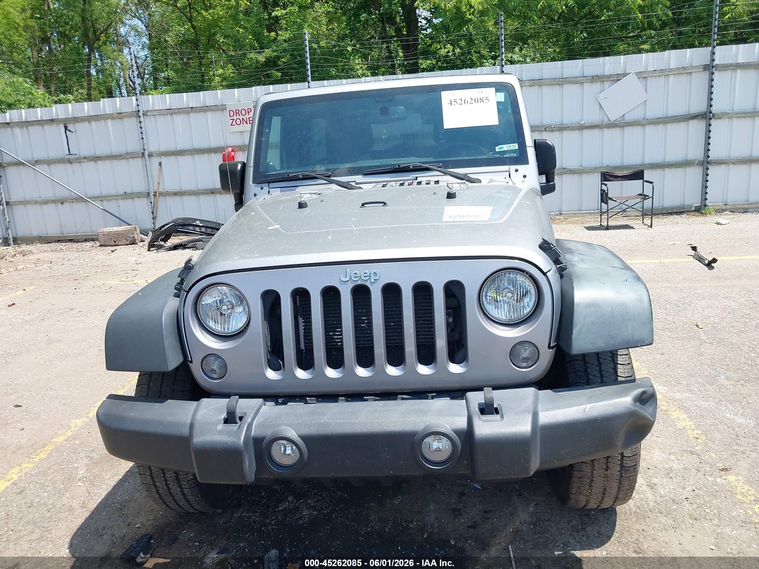 2014 Jeep Wrangler Unlimited Sport Silver vin: 1C4BJWDG7EL103437