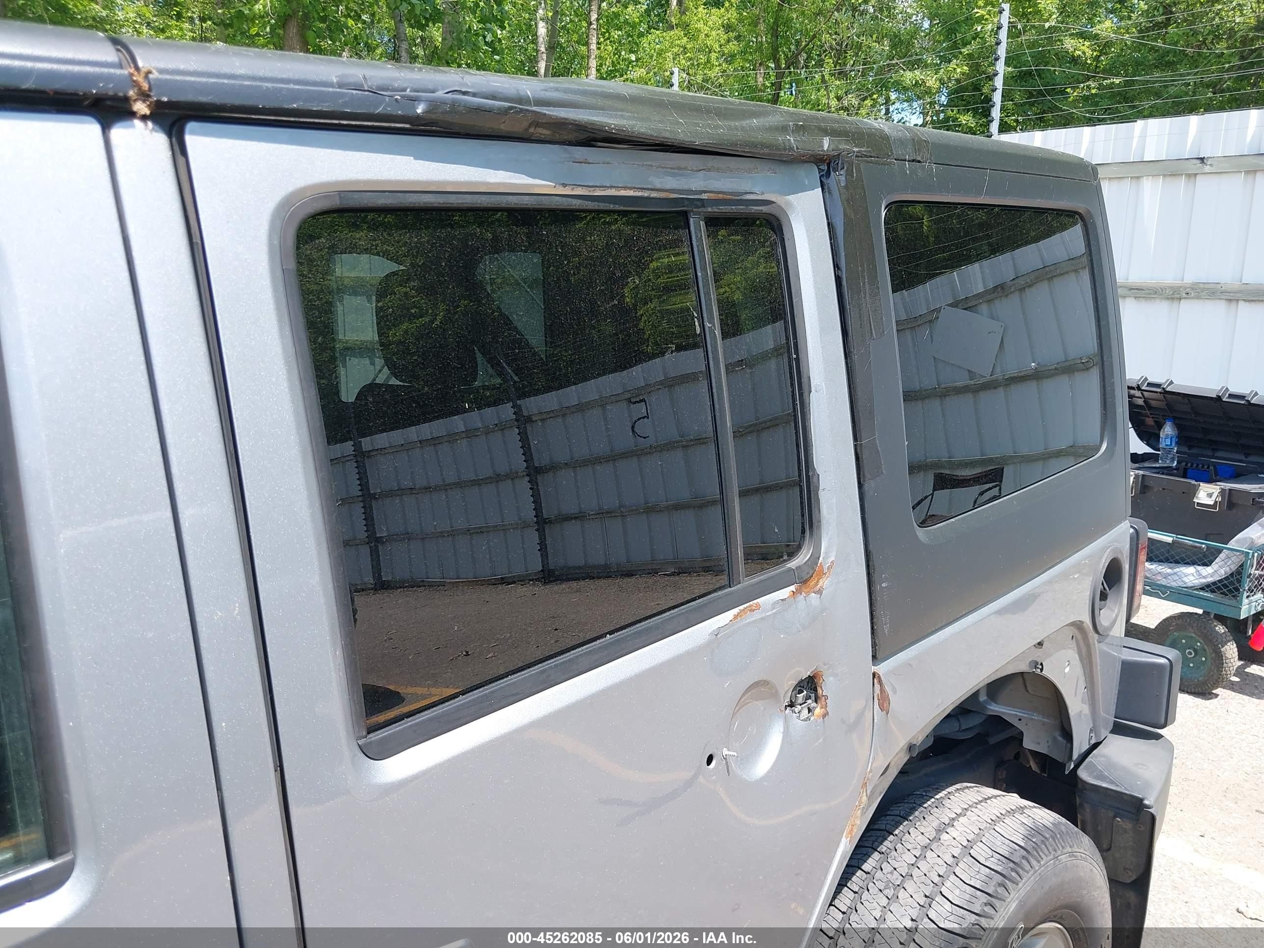 2014 Jeep Wrangler Unlimited Sport Silver vin: 1C4BJWDG7EL103437