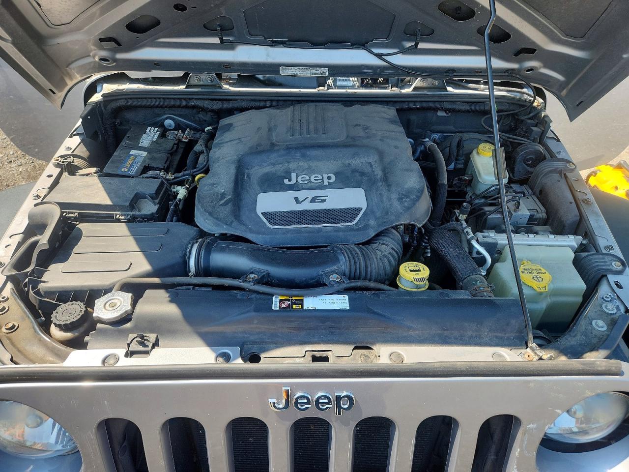 2014 Jeep Wrangler Unlimited Sport Silver vin: 1C4BJWDG7EL120352