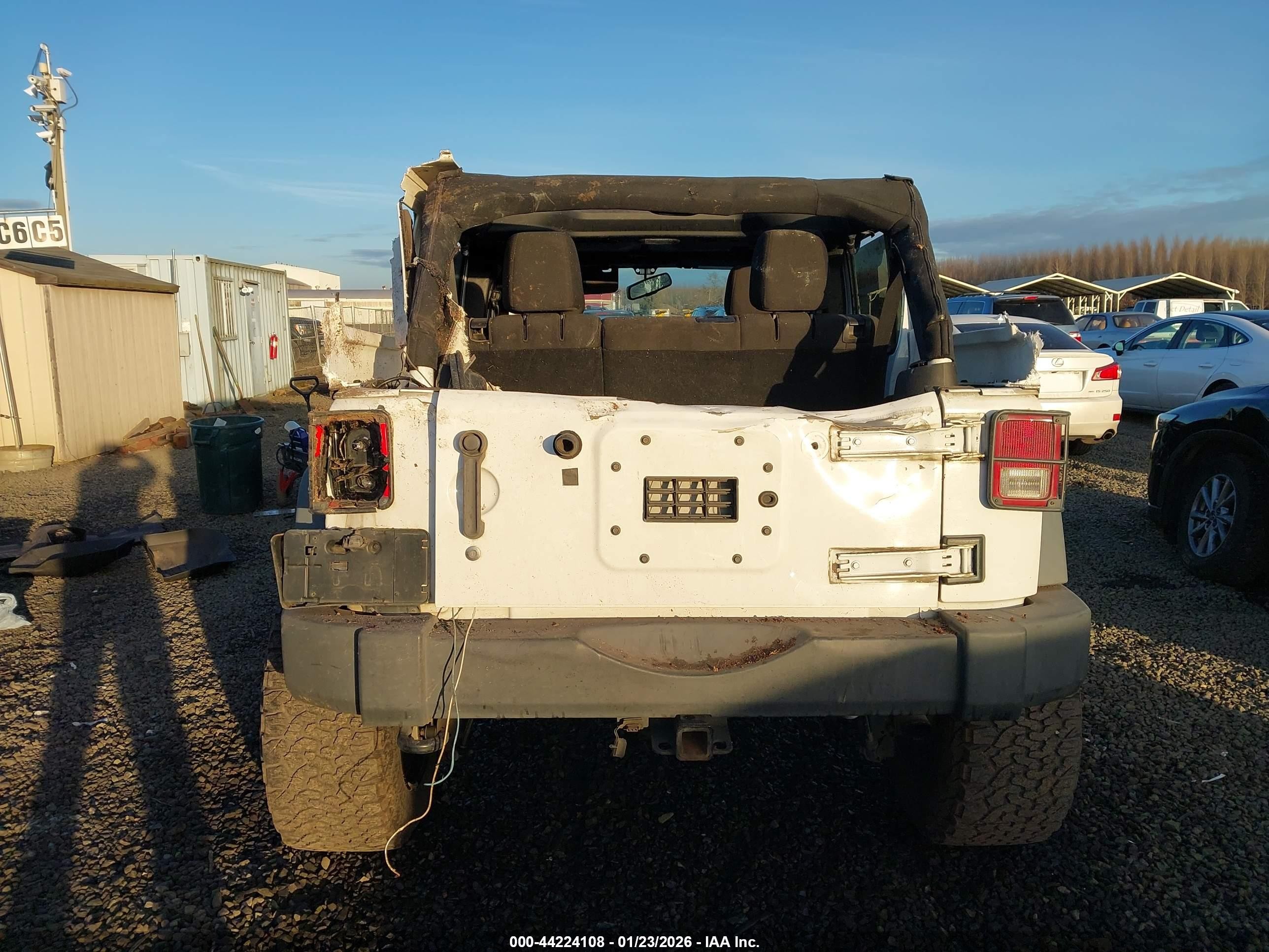2014 Jeep Wrangler Unlimited Sport White vin: 1C4BJWDG7EL281221