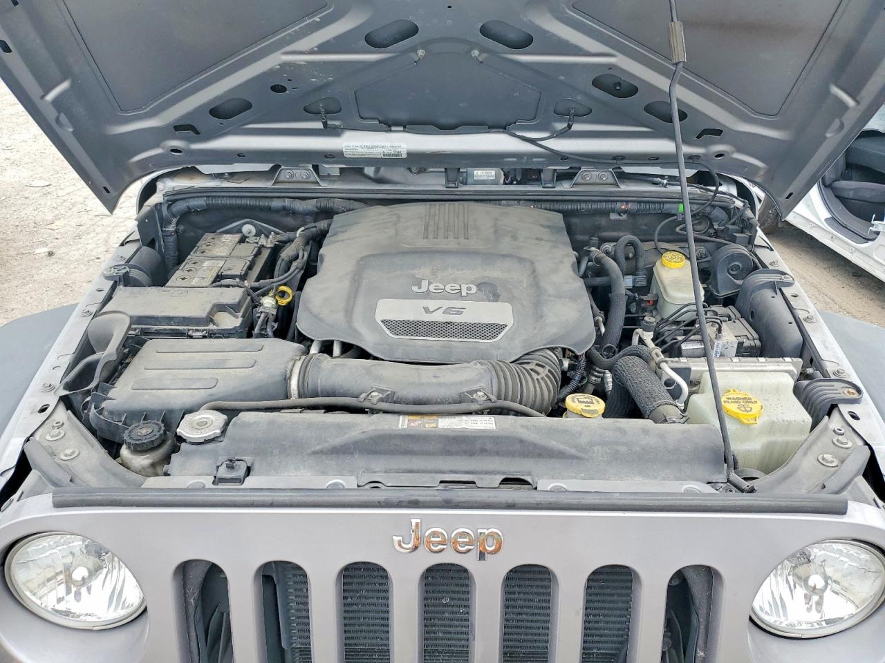 2015 Jeep Wrangler Unlimited Sport Silver vin: 1C4BJWDG7FL528898