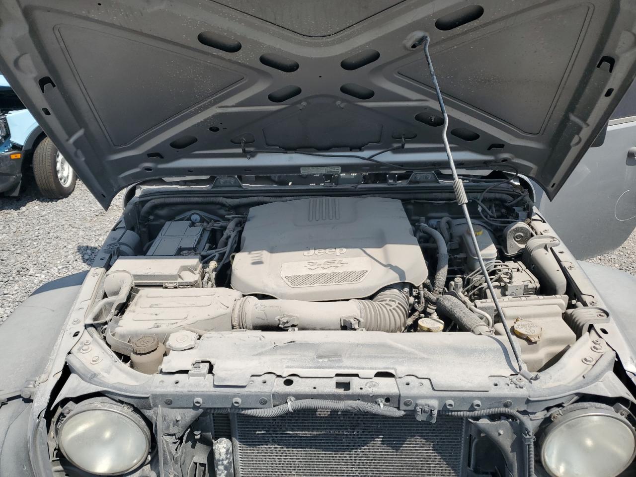 2013 Jeep Wrangler Unlimited Sport Silver vin: 1C4BJWDG8DL548722