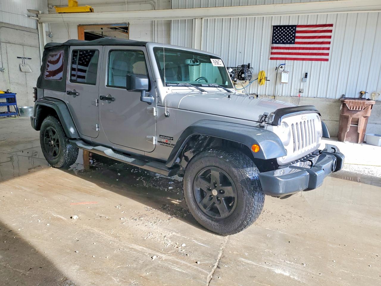 2014 Jeep Wrangler Unlimited Sport Silver vin: 1C4BJWDG8EL155756