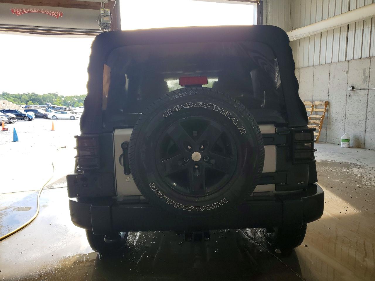 2014 Jeep Wrangler Unlimited Sport Silver vin: 1C4BJWDG8EL155756