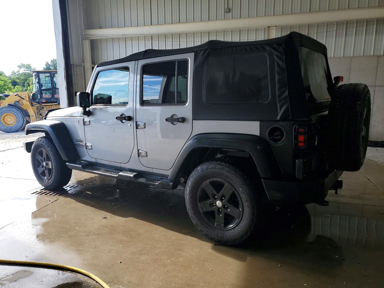 2014 Jeep Wrangler Unlimited Sport Silver vin: 1C4BJWDG8EL155756