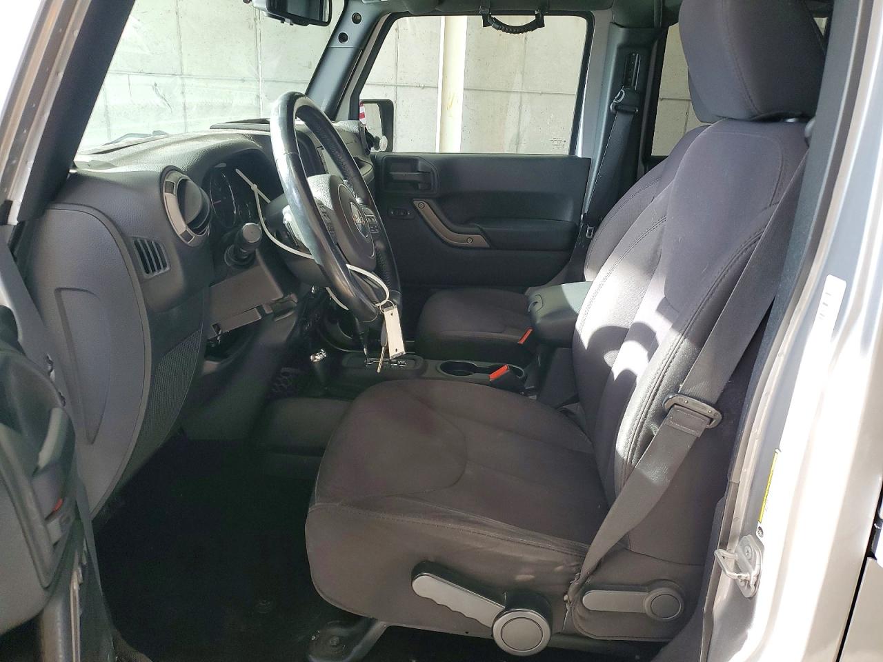 2014 Jeep Wrangler Unlimited Sport Silver vin: 1C4BJWDG8EL155756