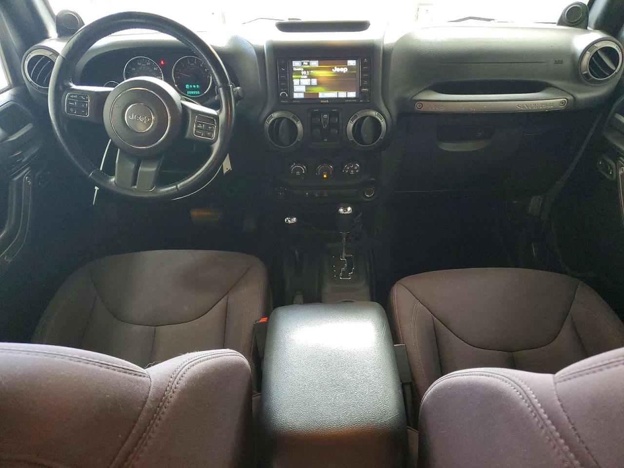 2014 Jeep Wrangler Unlimited Sport Silver vin: 1C4BJWDG8EL155756