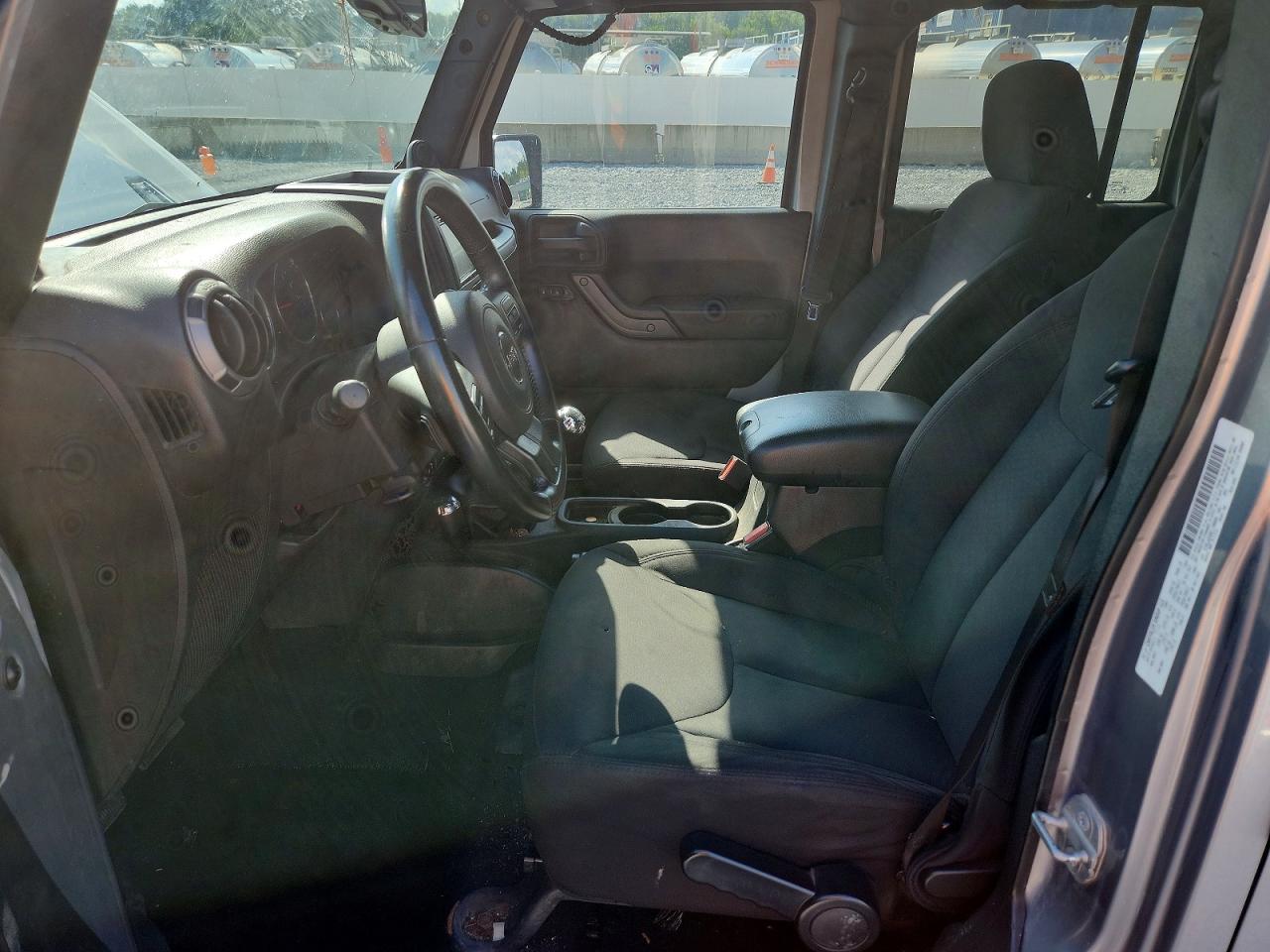 2014 Jeep Wrangler Unlimited Sport Silver vin: 1C4BJWDG8EL190684