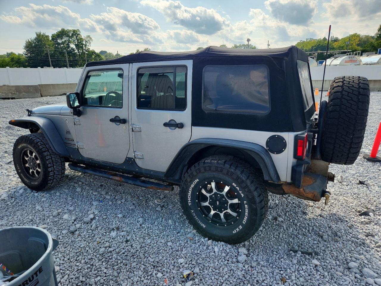2014 Jeep Wrangler Unlimited Sport Silver vin: 1C4BJWDG8EL190684