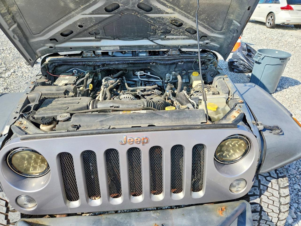 2014 Jeep Wrangler Unlimited Sport Silver vin: 1C4BJWDG8EL190684