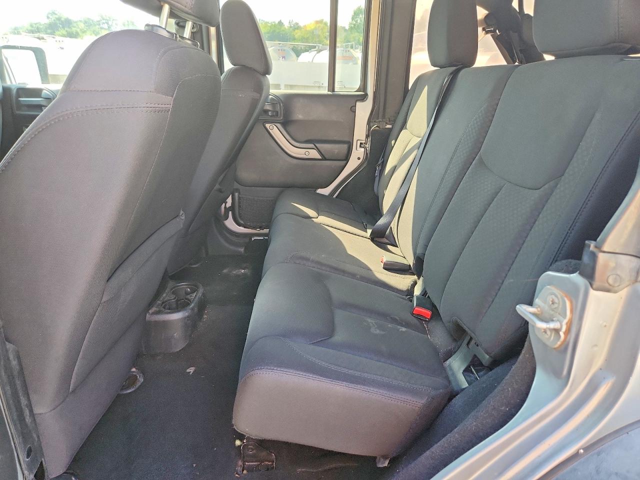 2014 Jeep Wrangler Unlimited Sport Silver vin: 1C4BJWDG8EL190684