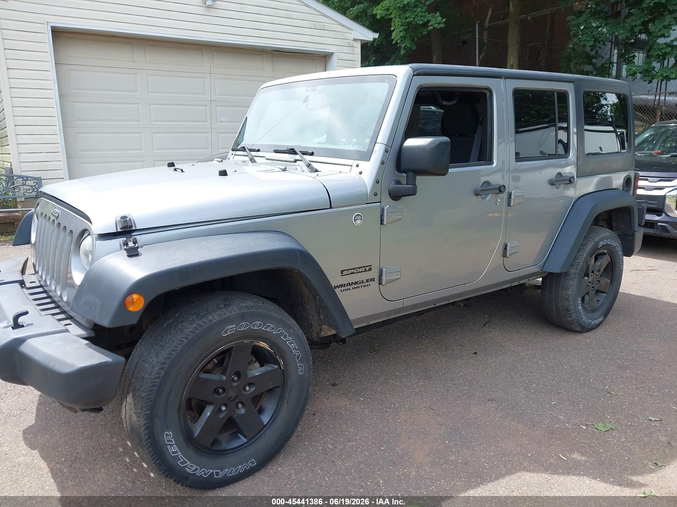 2014 Jeep Wrangler Unlimited Sport Silver vin: 1C4BJWDG8EL314694