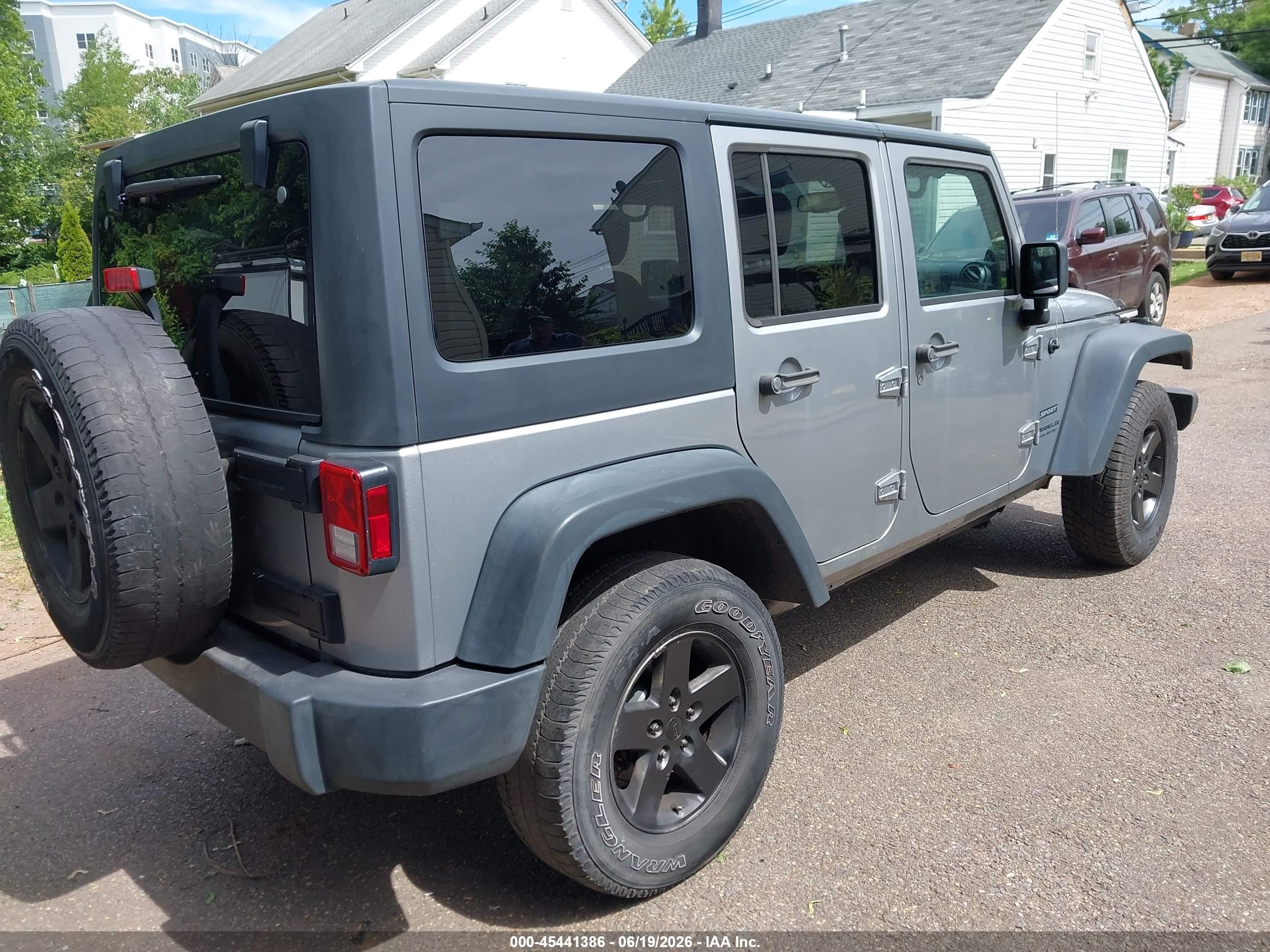 2014 Jeep Wrangler Unlimited Sport Silver vin: 1C4BJWDG8EL314694