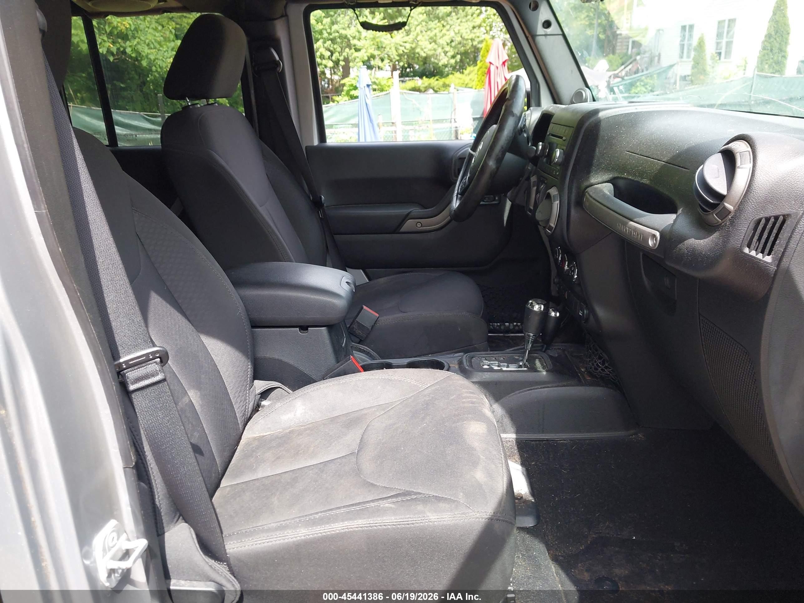 2014 Jeep Wrangler Unlimited Sport Silver vin: 1C4BJWDG8EL314694