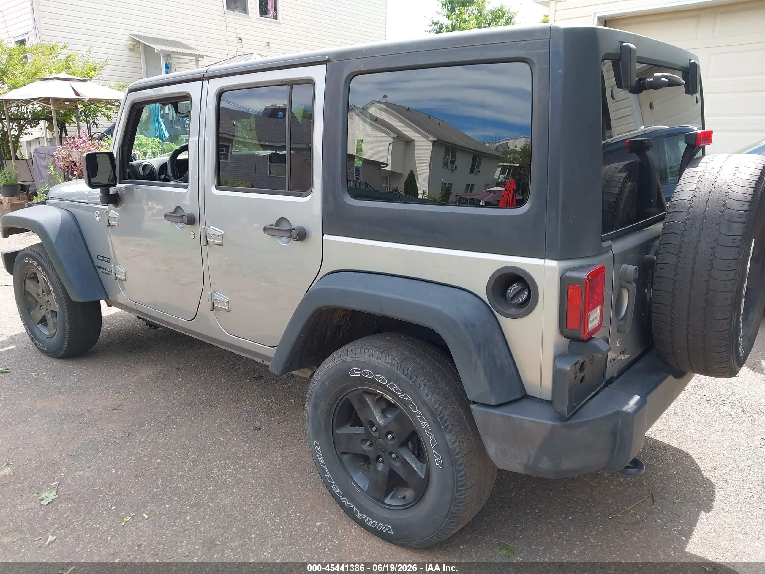 2014 Jeep Wrangler Unlimited Sport Silver vin: 1C4BJWDG8EL314694