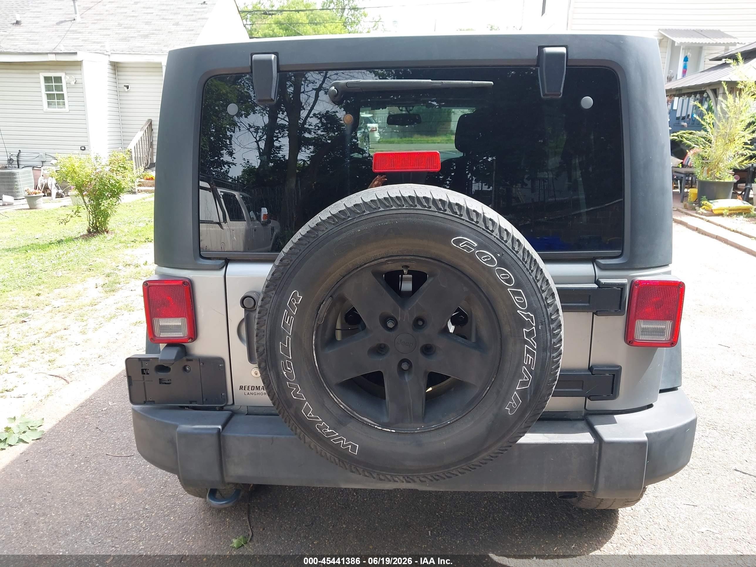 2014 Jeep Wrangler Unlimited Sport Silver vin: 1C4BJWDG8EL314694