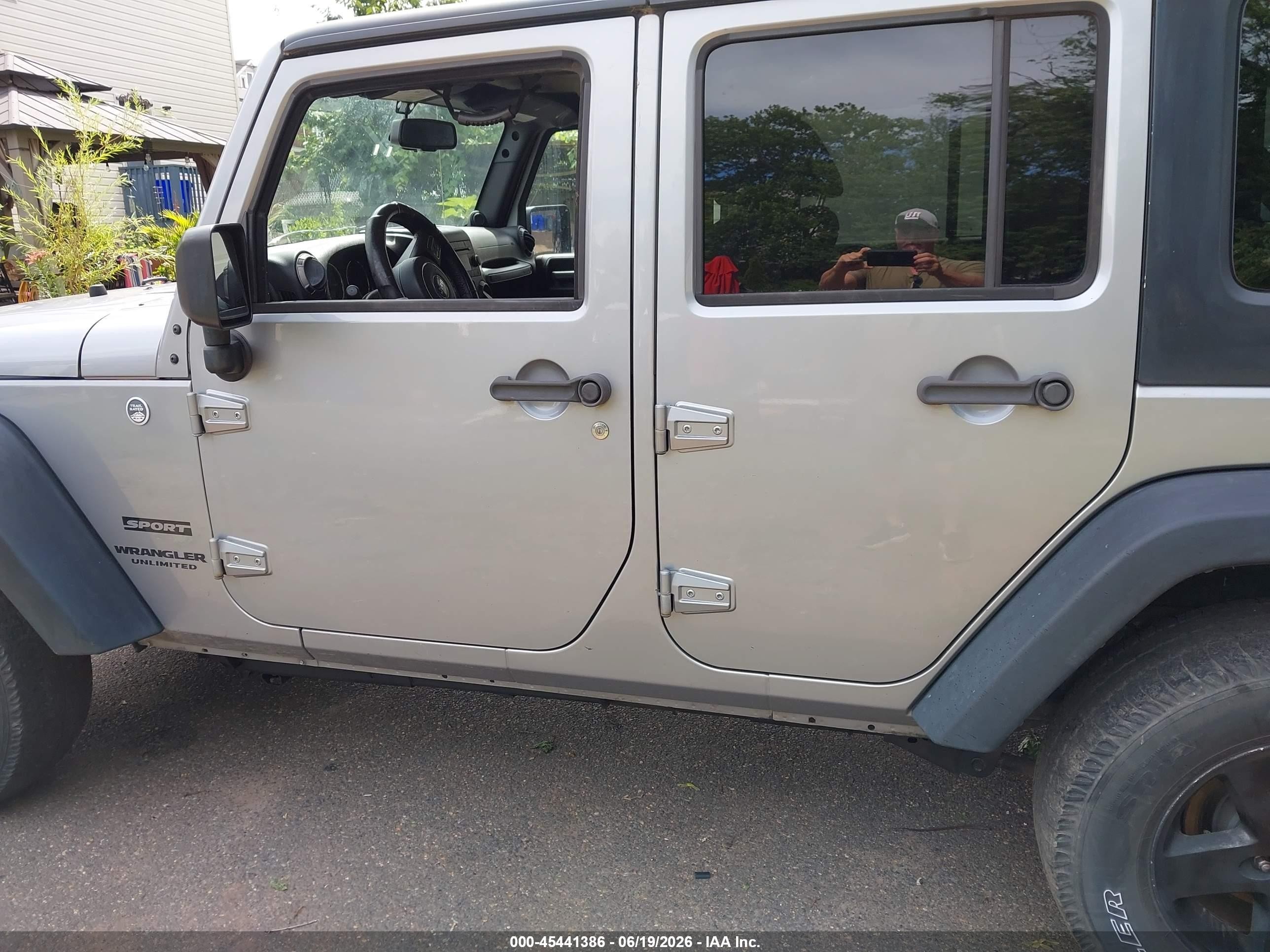 2014 Jeep Wrangler Unlimited Sport Silver vin: 1C4BJWDG8EL314694