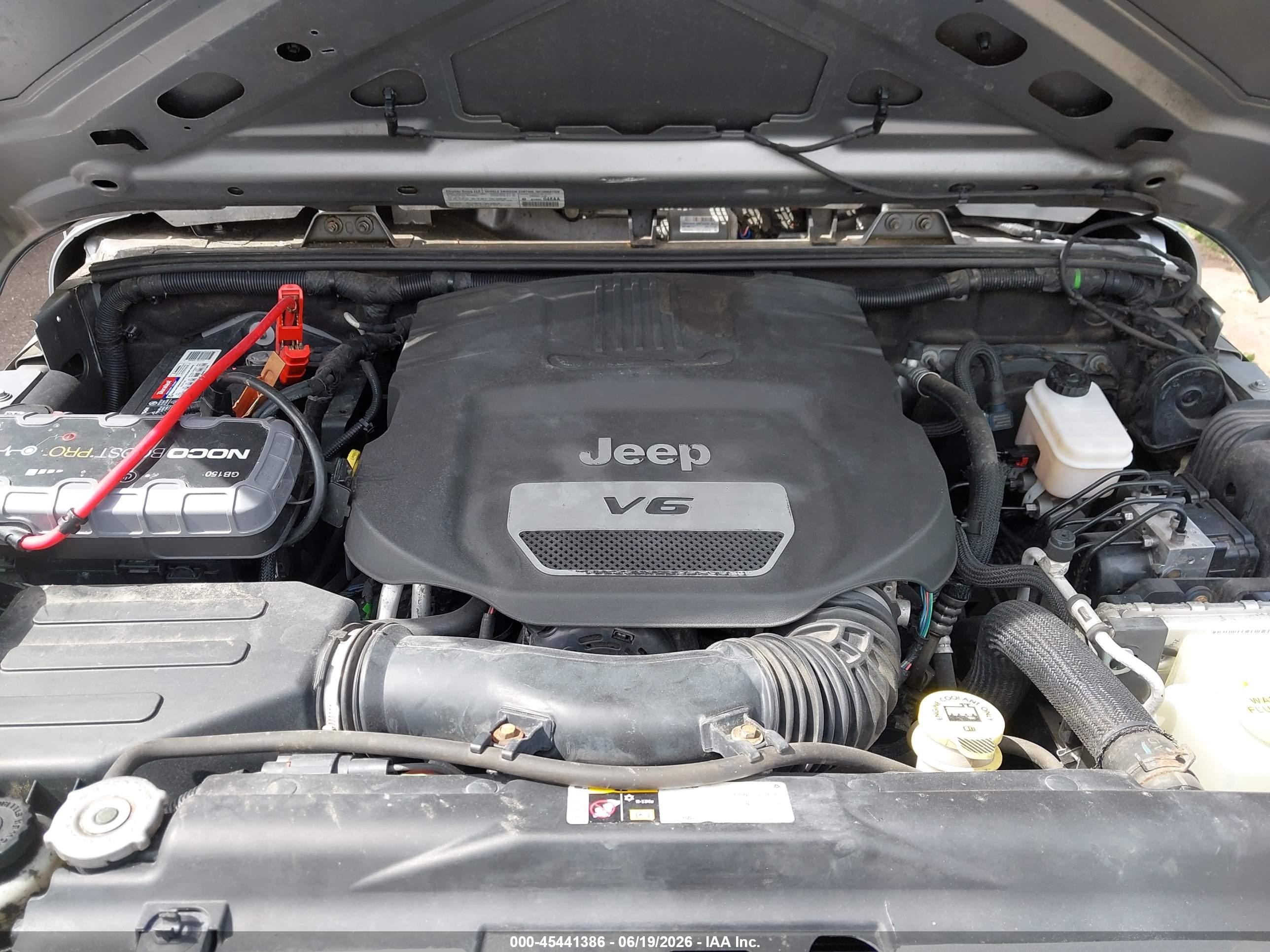 2014 Jeep Wrangler Unlimited Sport Silver vin: 1C4BJWDG8EL314694