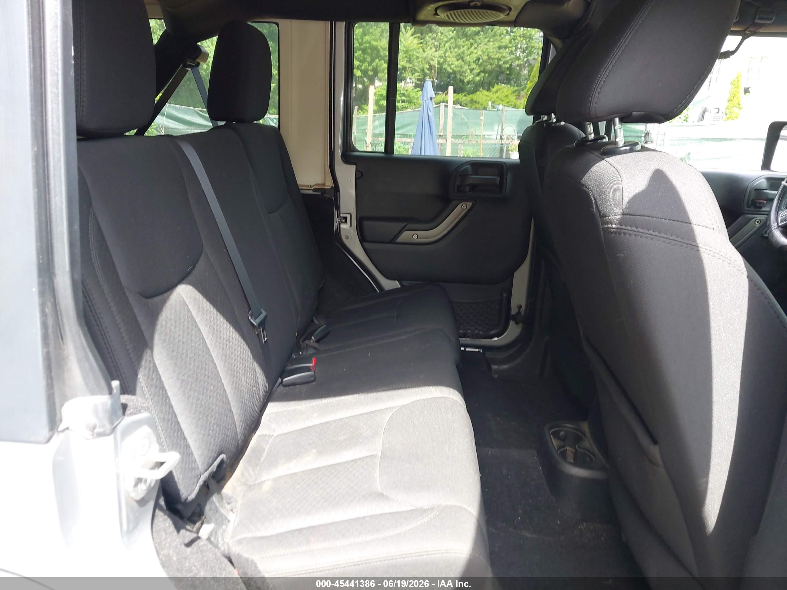 2014 Jeep Wrangler Unlimited Sport Silver vin: 1C4BJWDG8EL314694