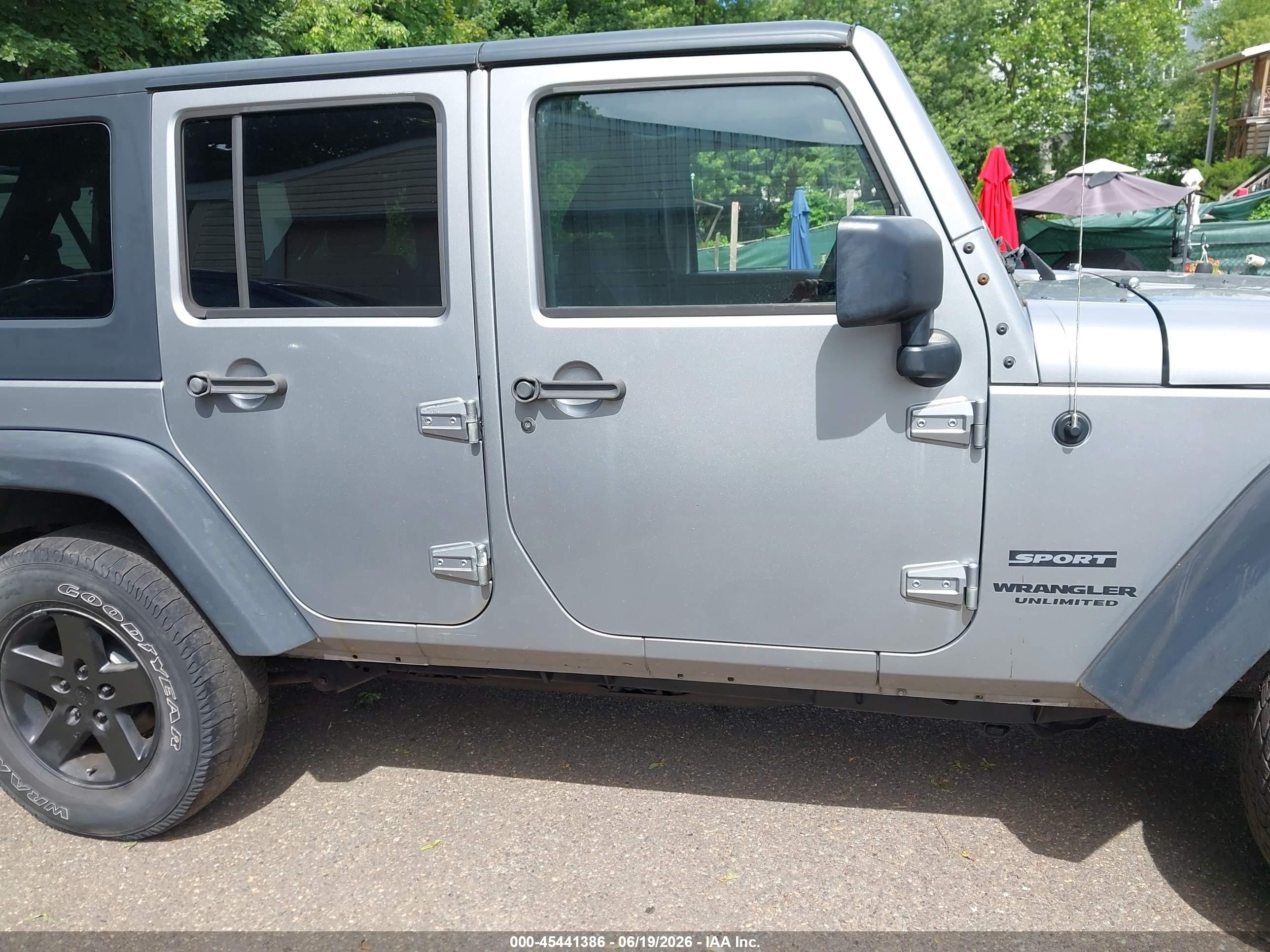 2014 Jeep Wrangler Unlimited Sport Silver vin: 1C4BJWDG8EL314694