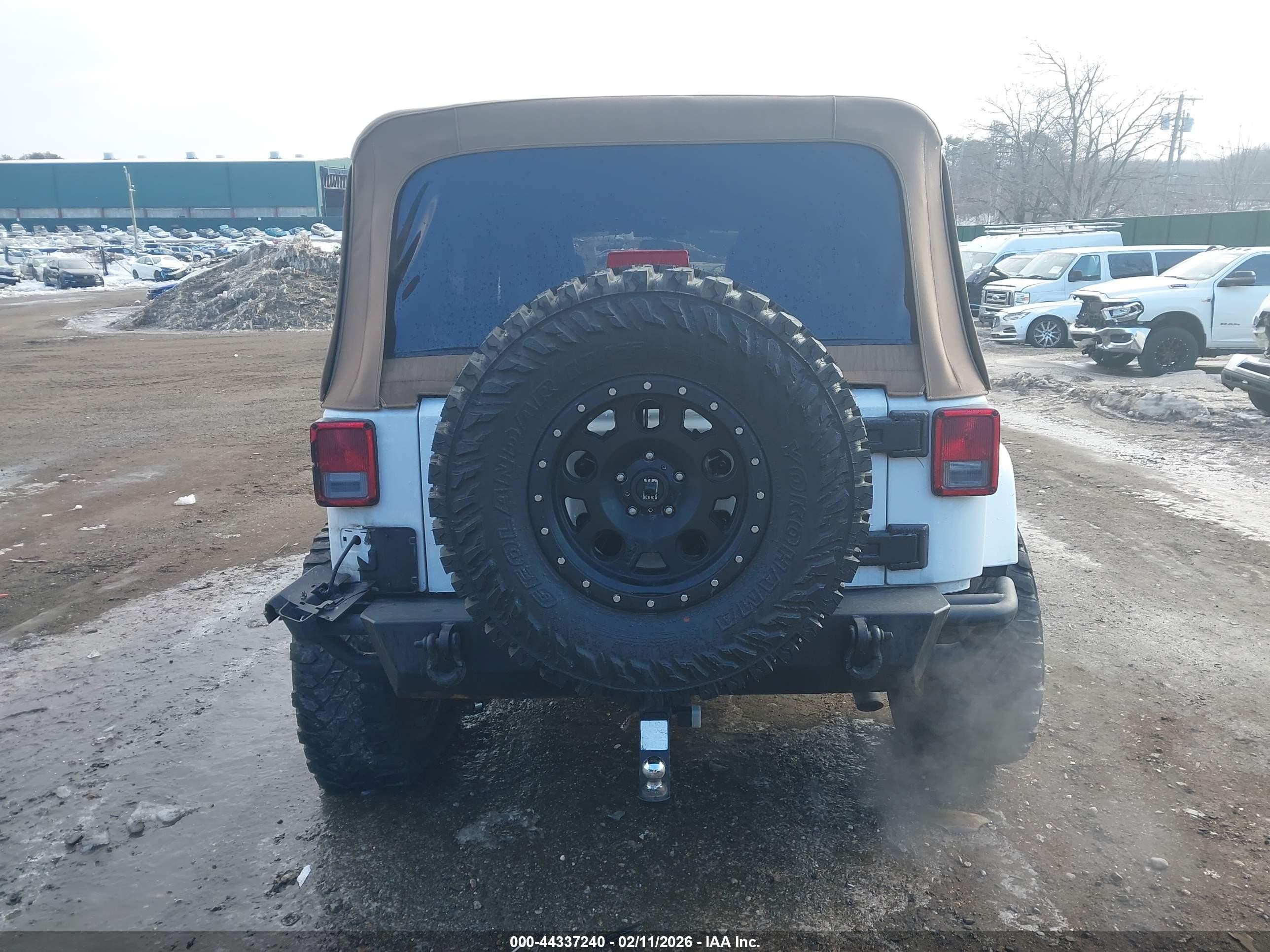 2015 Jeep Wrangler Unlimited Freedom Edition White vin: 1C4BJWDG8FL573347