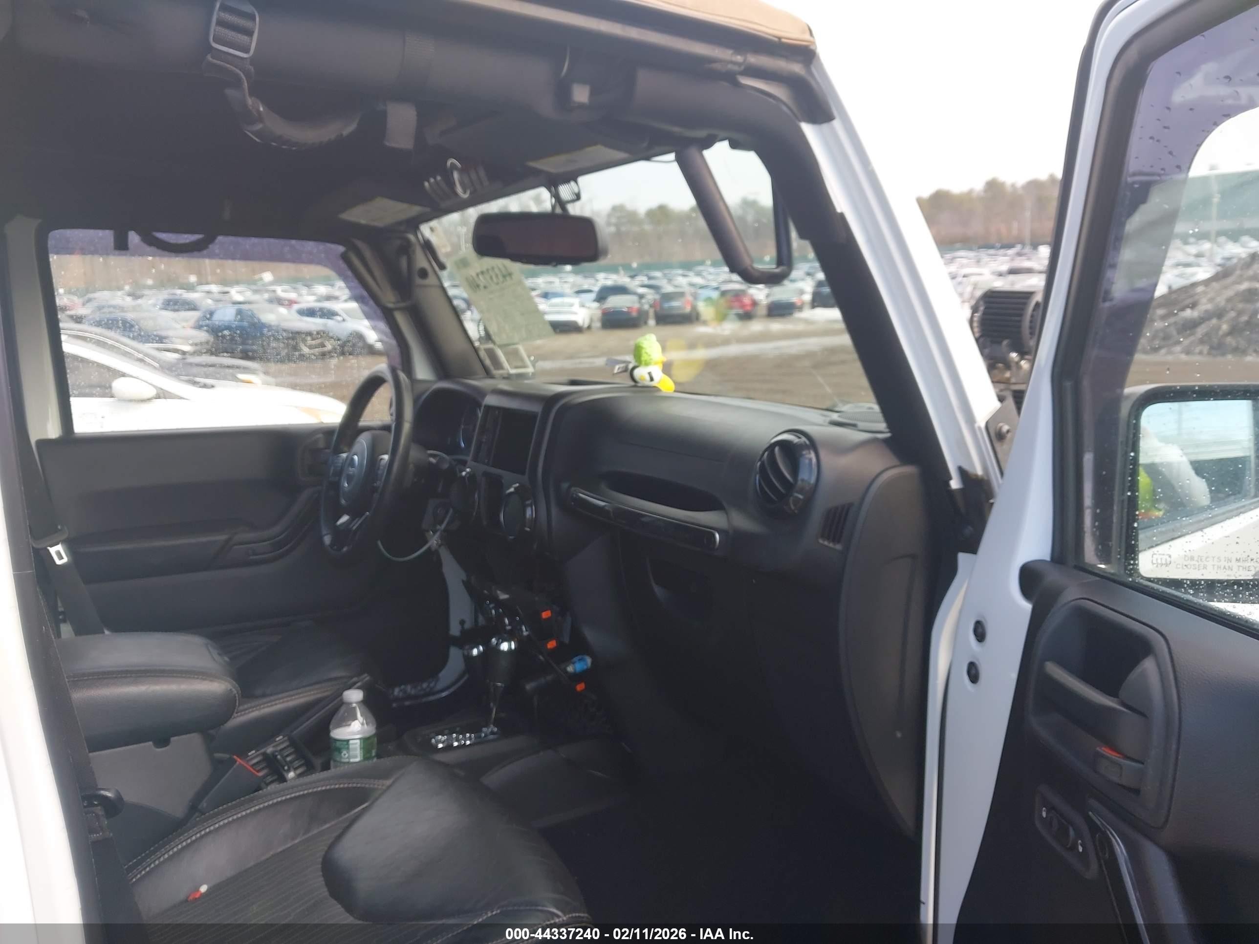 2015 Jeep Wrangler Unlimited Freedom Edition White vin: 1C4BJWDG8FL573347