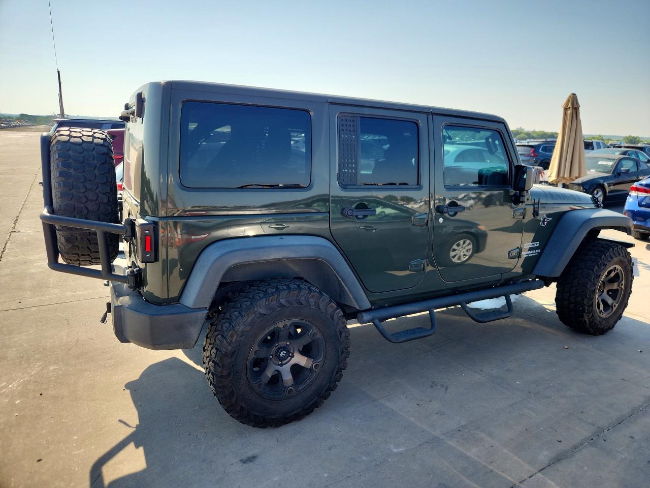 2015 Jeep Wrangler Unlimited Sport Зеленый vin: 1C4BJWDG8FL744789