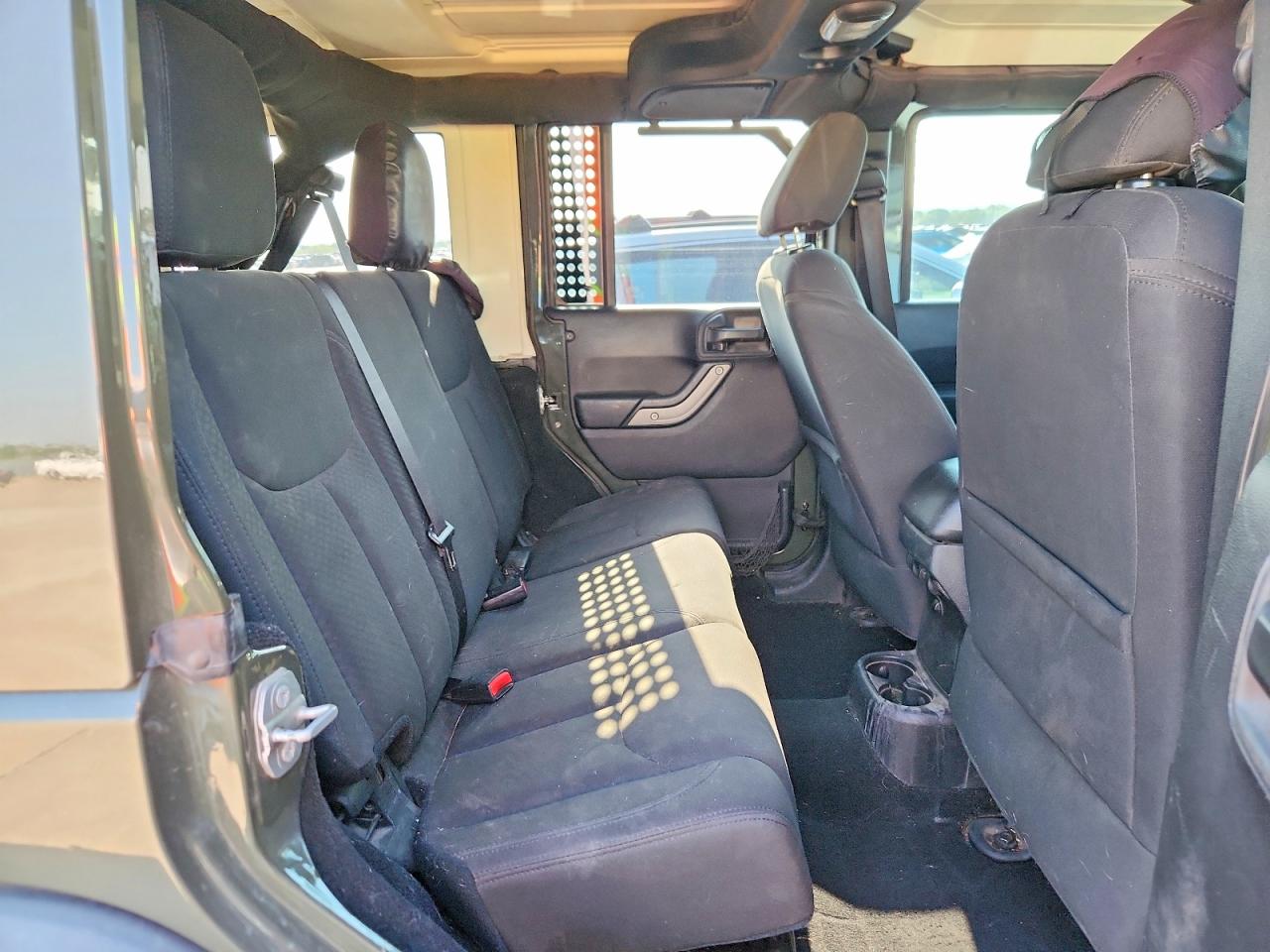 2015 Jeep Wrangler Unlimited Sport Зеленый vin: 1C4BJWDG8FL744789