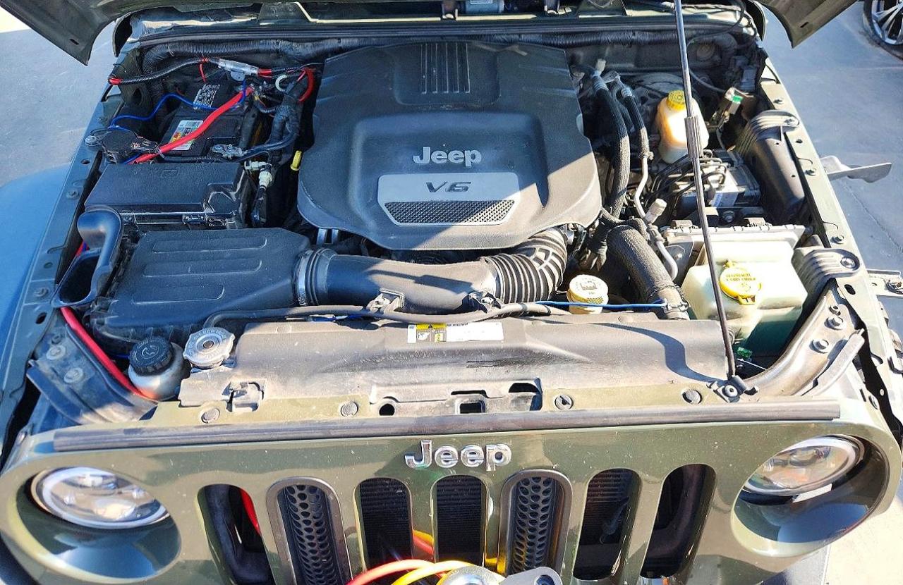 2015 Jeep Wrangler Unlimited Sport Зеленый vin: 1C4BJWDG8FL744789