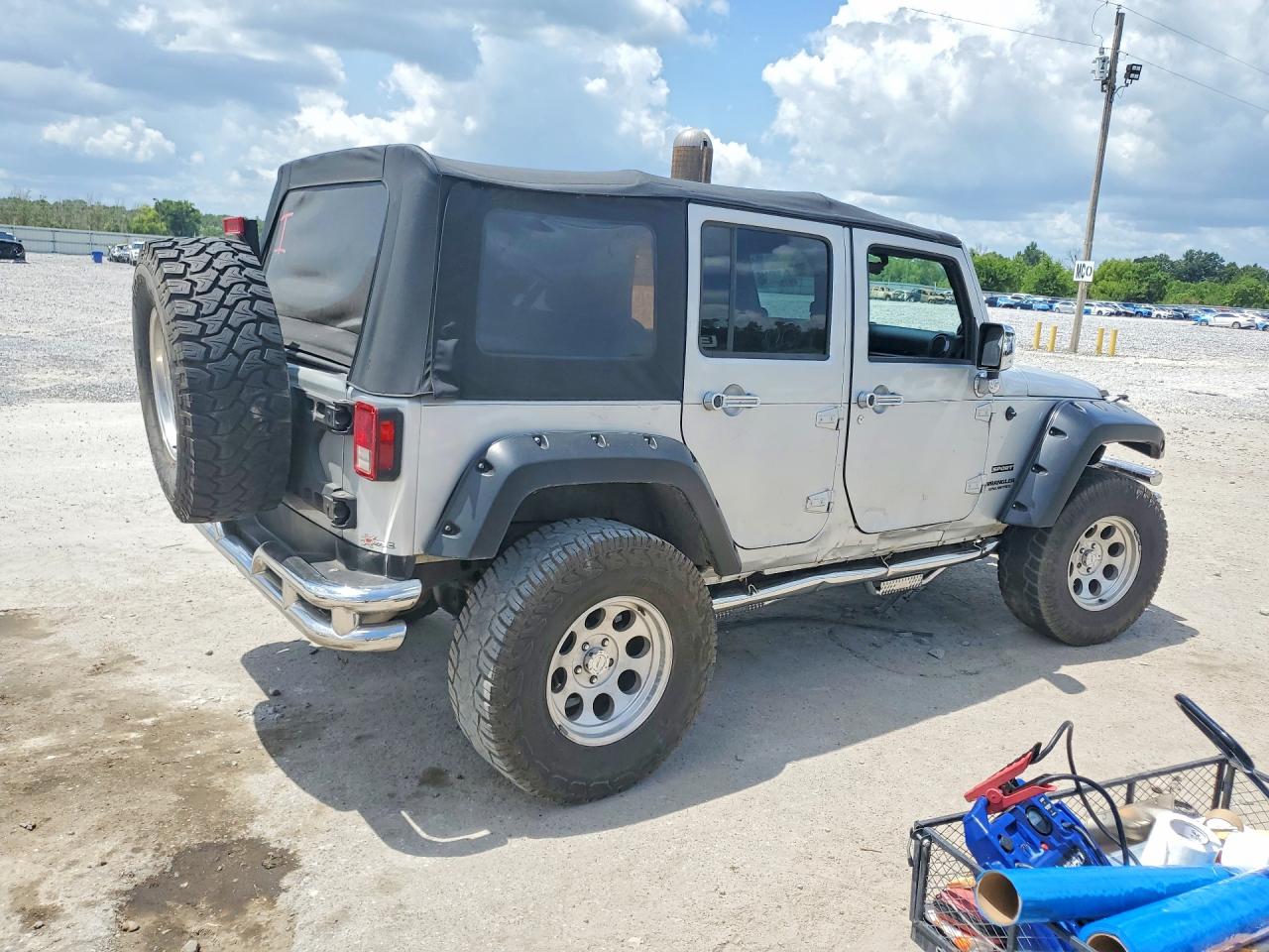 2012 Jeep Wrangler Unlimited Sport Silver vin: 1C4BJWDG9CL138266