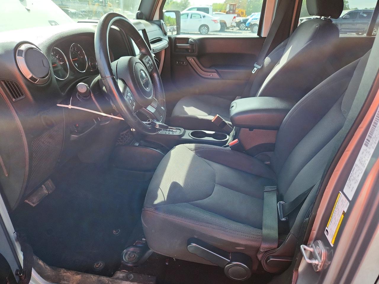 2014 Jeep Wrangler Unlimited Sport Silver vin: 1C4BJWDG9EL158195
