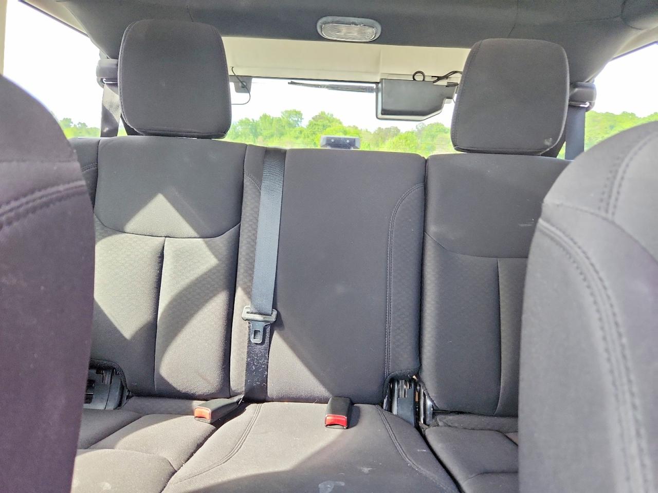 2014 Jeep Wrangler Unlimited Sport Silver vin: 1C4BJWDG9EL158195