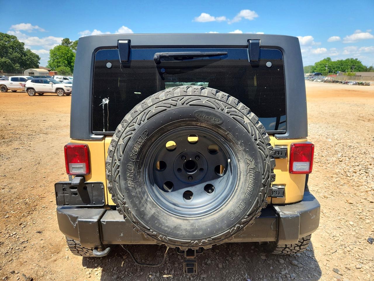 2014 Jeep Wrangler Unlimited Sport Tan vin: 1C4BJWDG9EL215947
