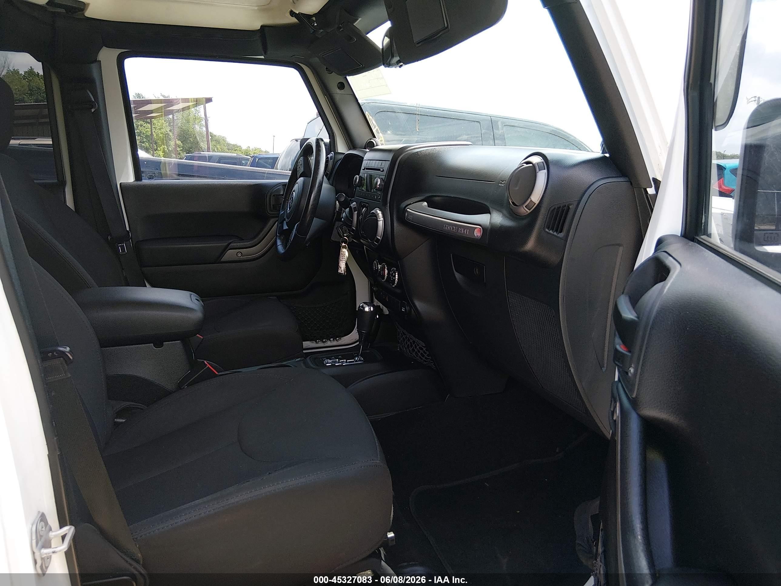 2014 Jeep Wrangler Unlimited Sport White vin: 1C4BJWDG9EL218802