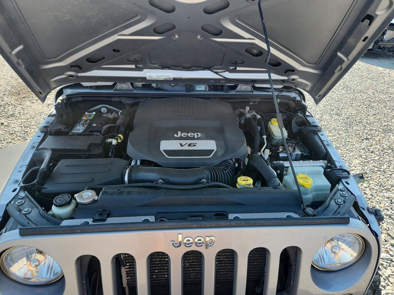 2015 Jeep Wrangler Unlimited Sport Silver vin: 1C4BJWDG9FL739715