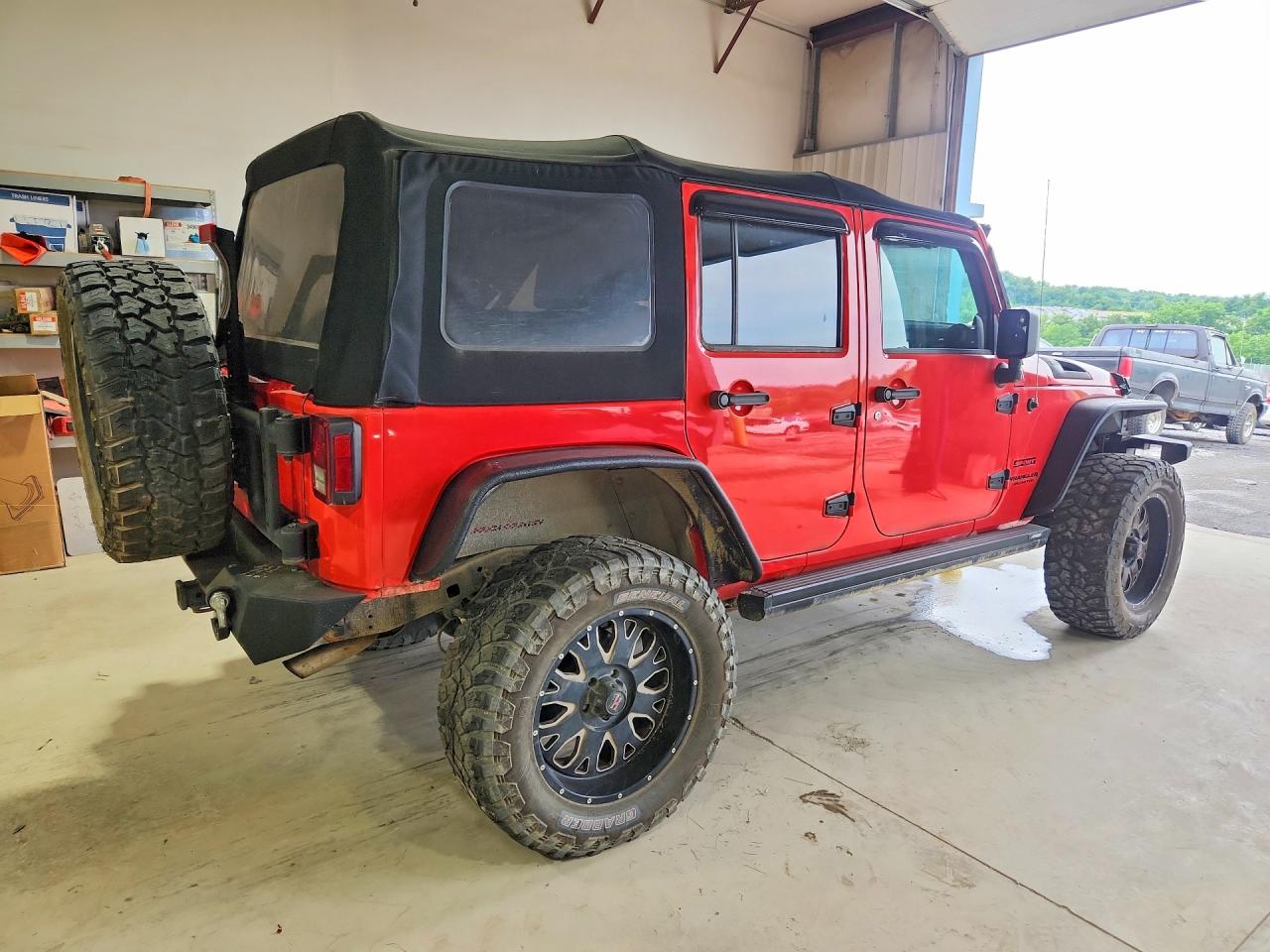 2013 Jeep Wrangler Unlimited Sport Red vin: 1C4BJWDGXDL643038