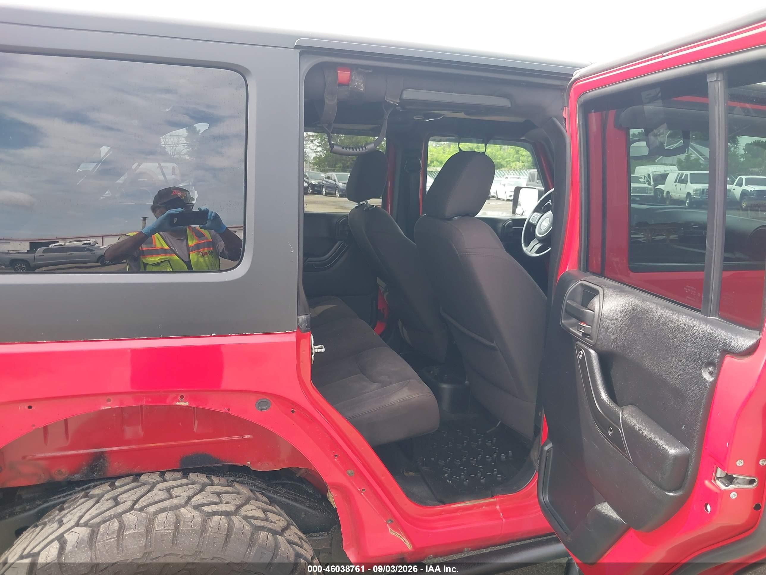 2015 Jeep Wrangler Unlimited Sport Red vin: 1C4BJWDGXFL555318