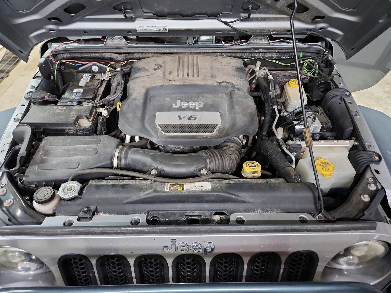 2015 Jeep Wrangler Unlimited Sport Silver vin: 1C4BJWDGXFL660862