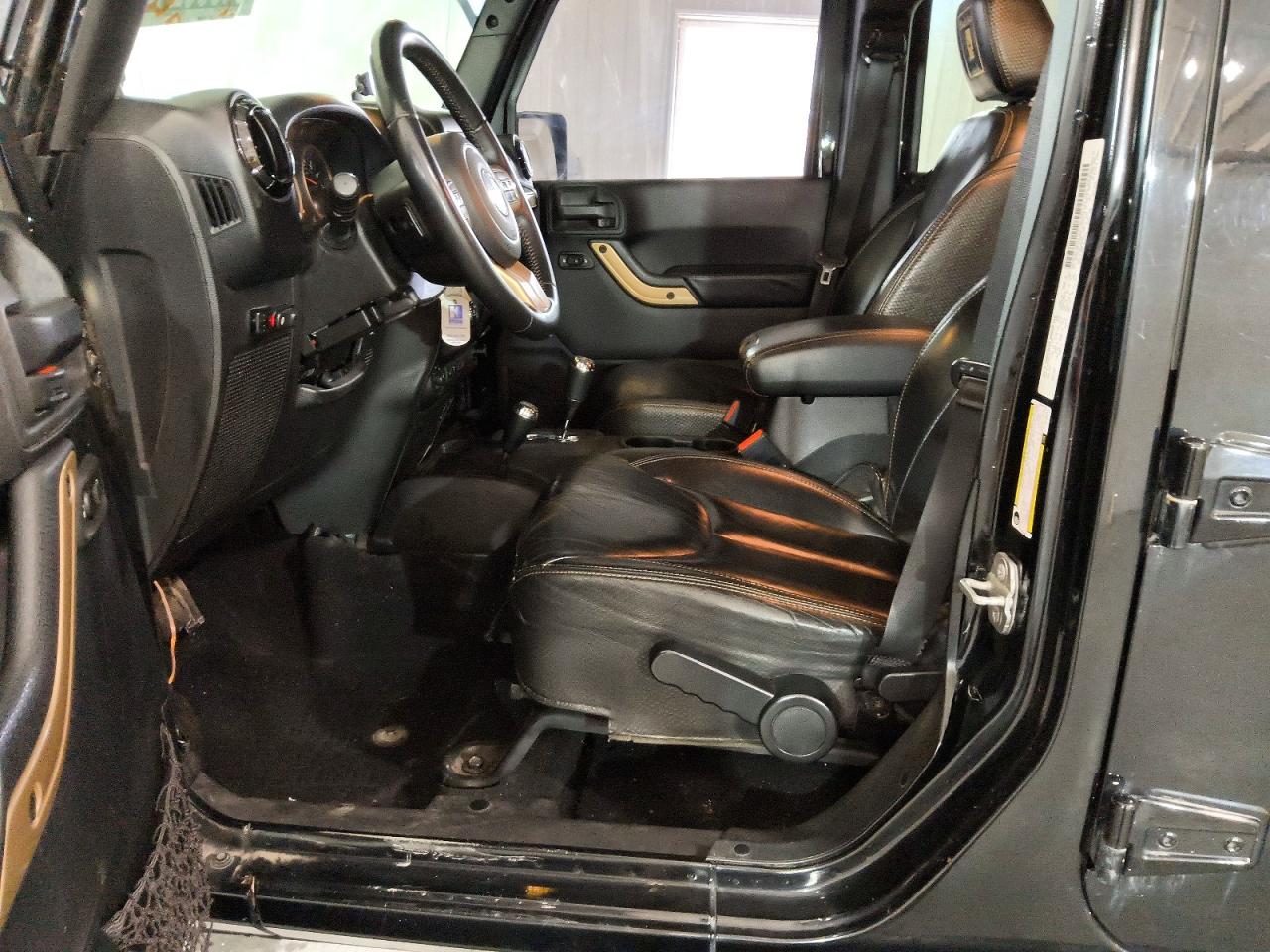 2014 Jeep Wrangler Unlimited Sahara Black vin: 1C4BJWEG0EL190211