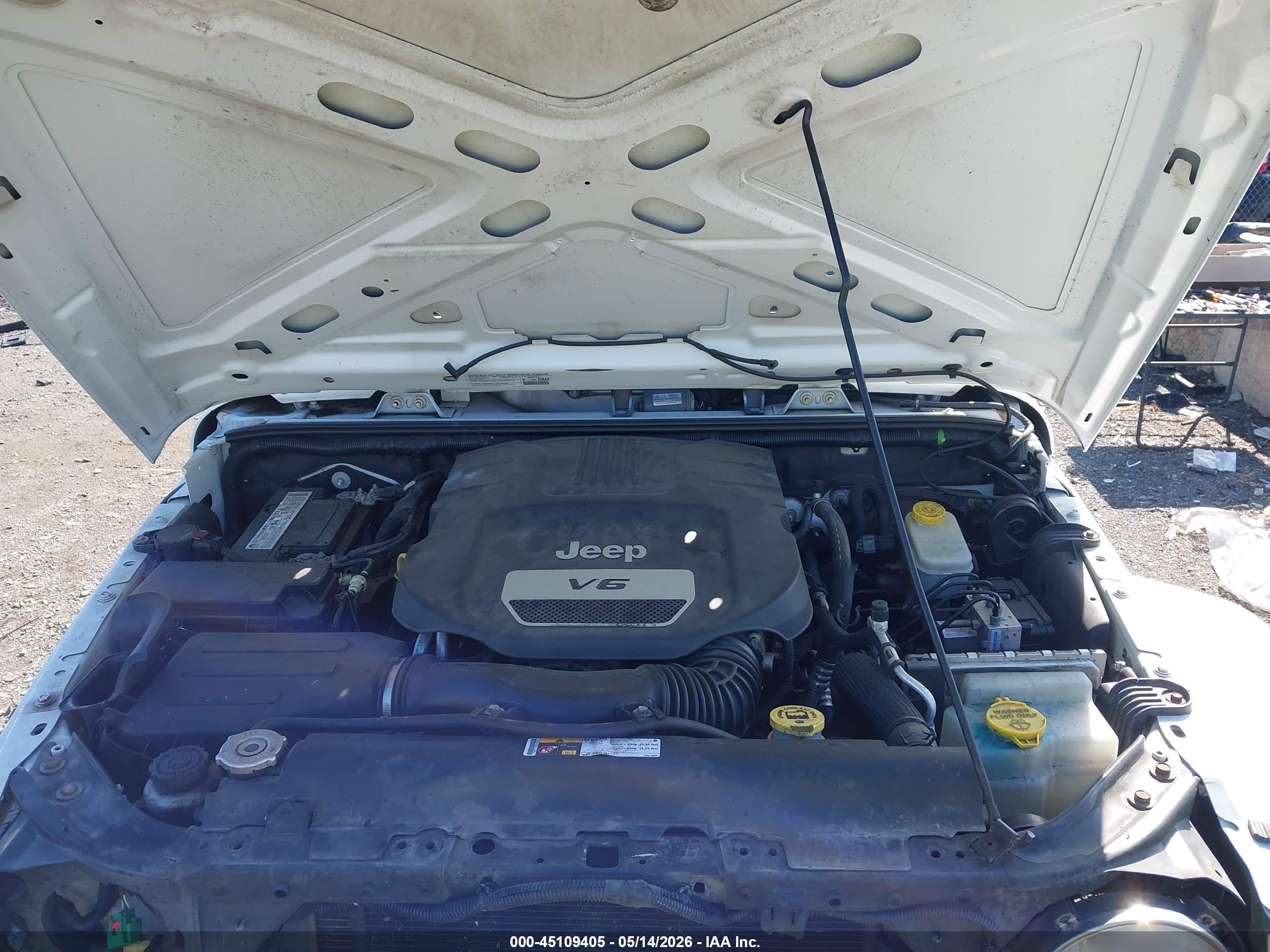 2014 Jeep Wrangler Unlimited Sahara White vin: 1C4BJWEG0EL228665