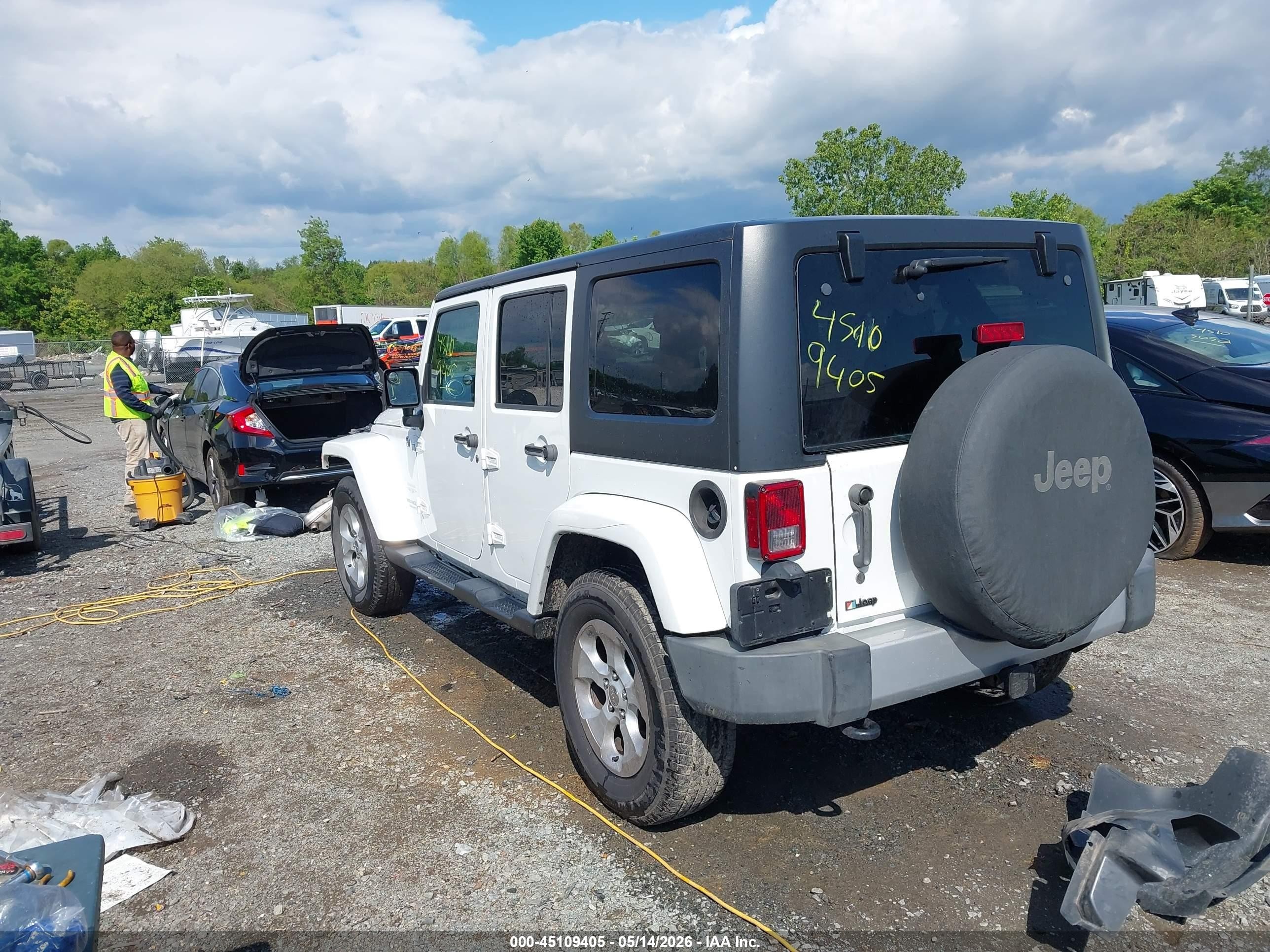 2014 Jeep Wrangler Unlimited Sahara White vin: 1C4BJWEG0EL228665