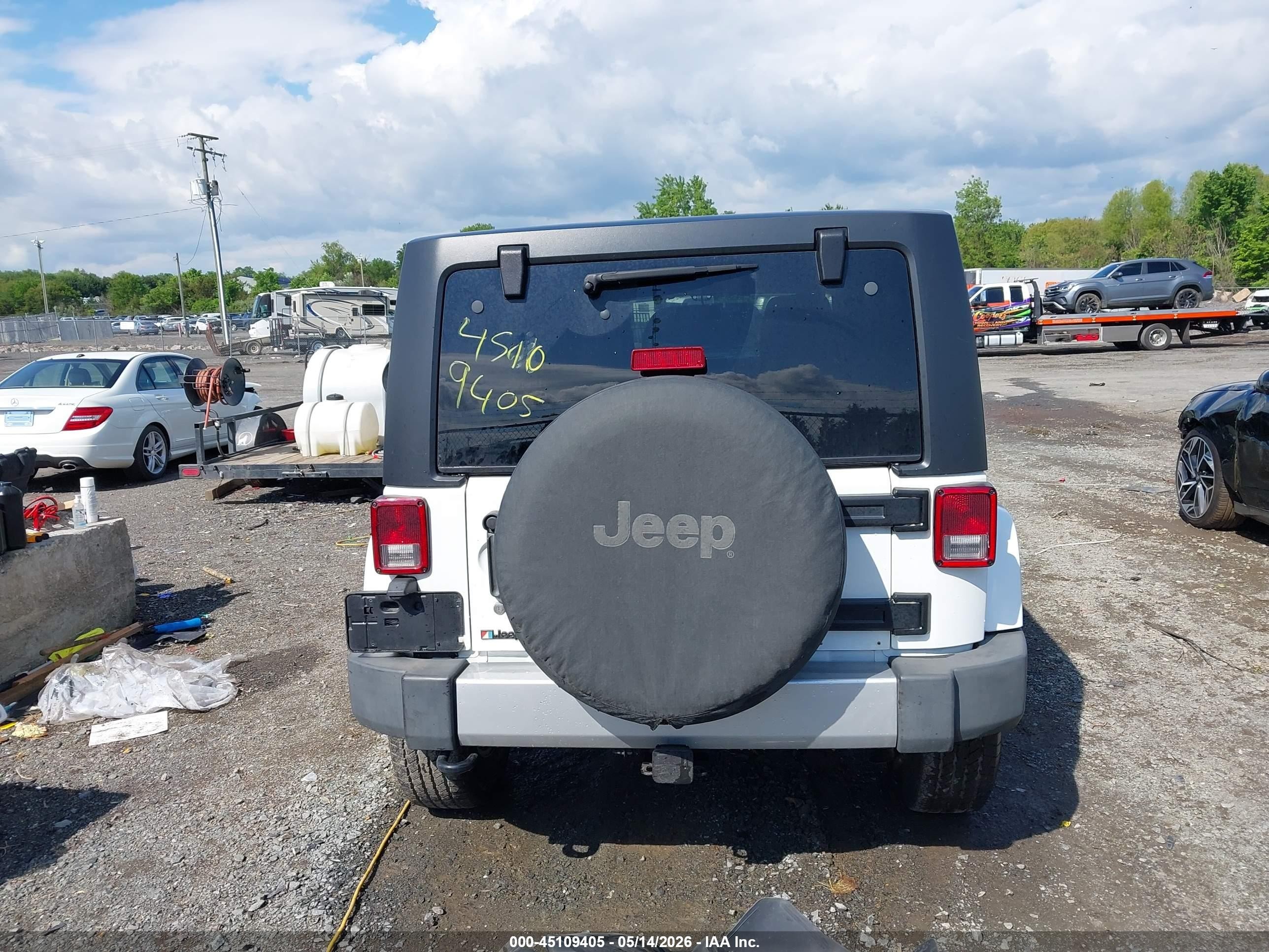 2014 Jeep Wrangler Unlimited Sahara White vin: 1C4BJWEG0EL228665