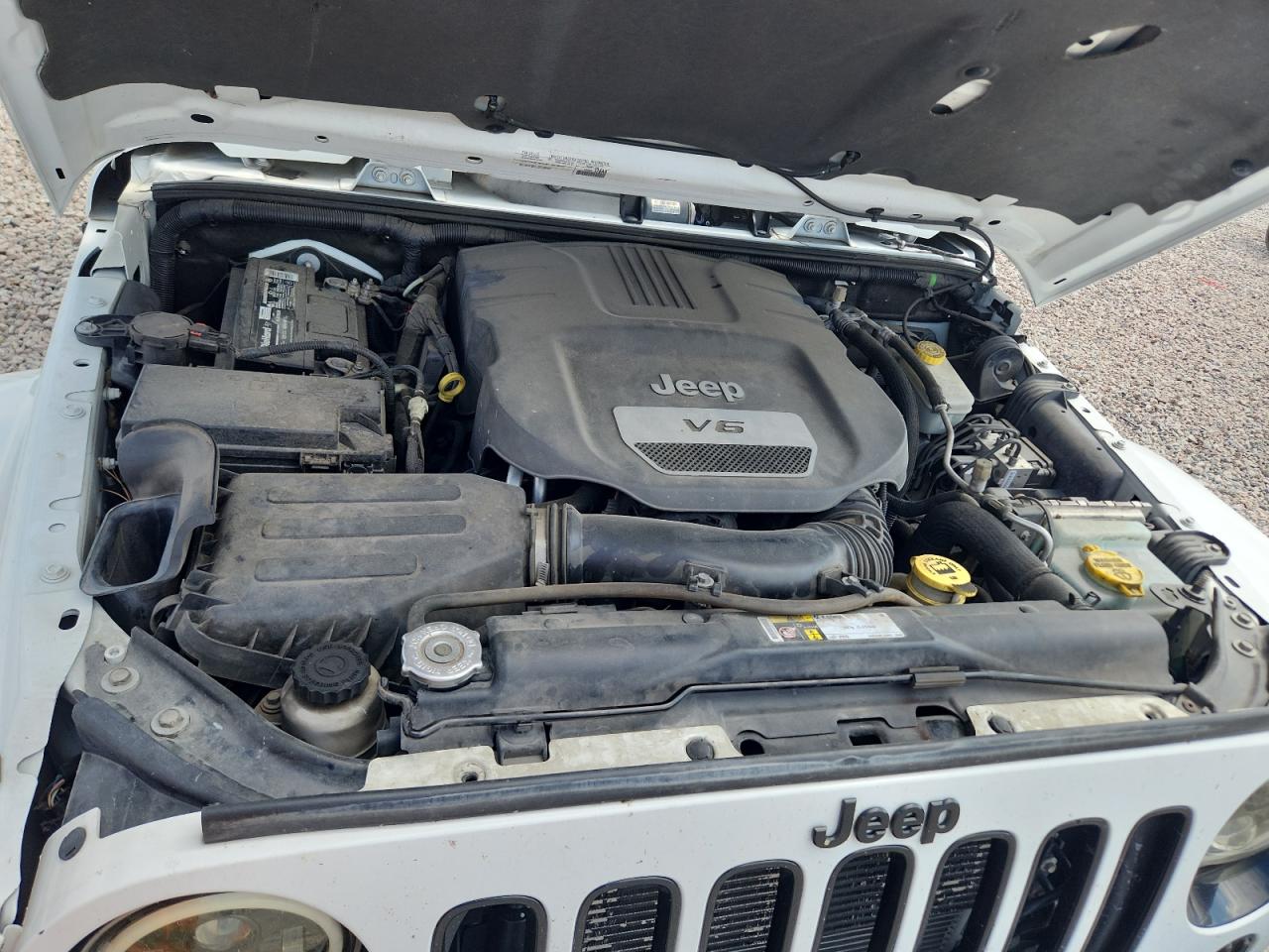 2015 Jeep Wrangler Unlimited Sahara White vin: 1C4BJWEG0FL680729