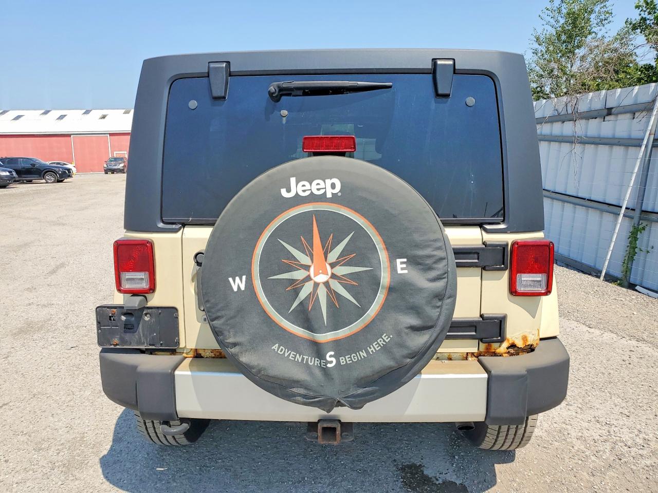 2012 Jeep Wrangler Unlimited Sahara Beige vin: 1C4BJWEG1CL103137